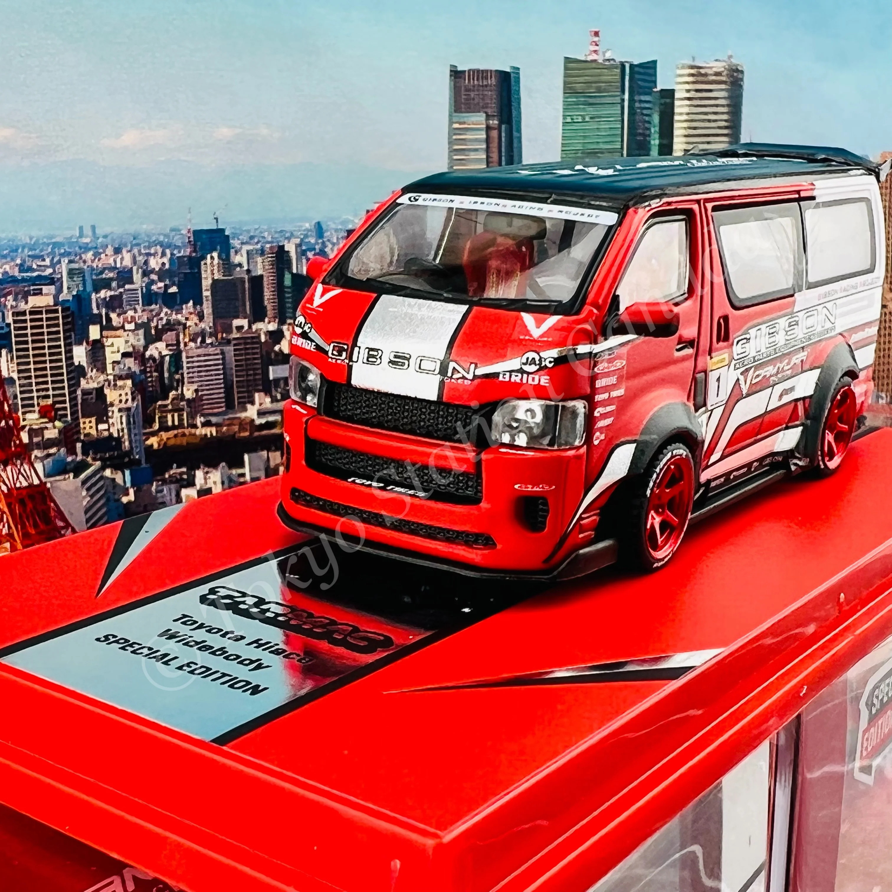 TARMAC WORKS HOBBY64 Toyota Hiace Widebody Red T64-038-GBN "2021 HK Toycar Salon Edition" - Image 2