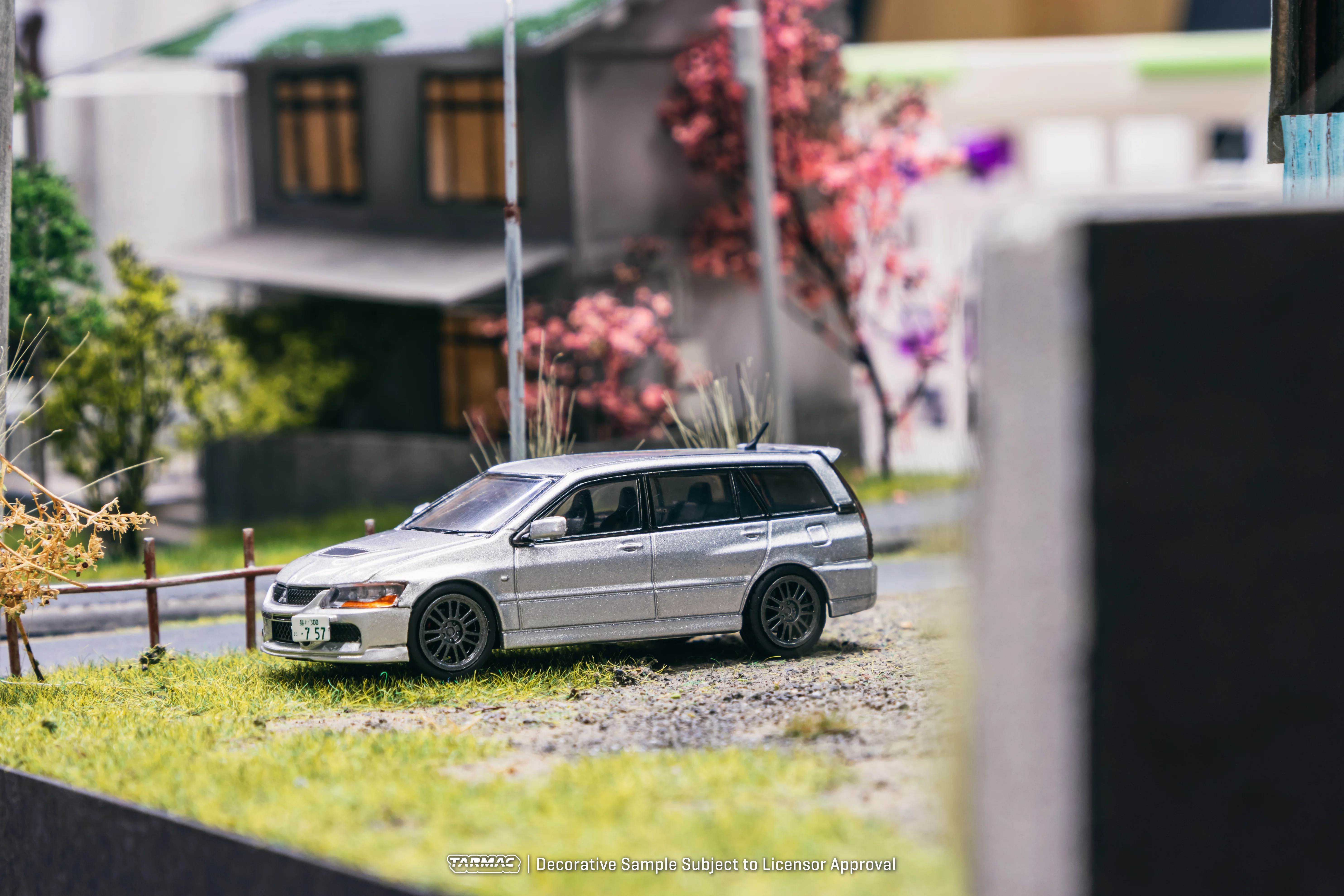Tarmac Works ROAD64 1/64 Mitsubishi Lancer Evolution Wagon Silver T64R-042-SL - Image 3