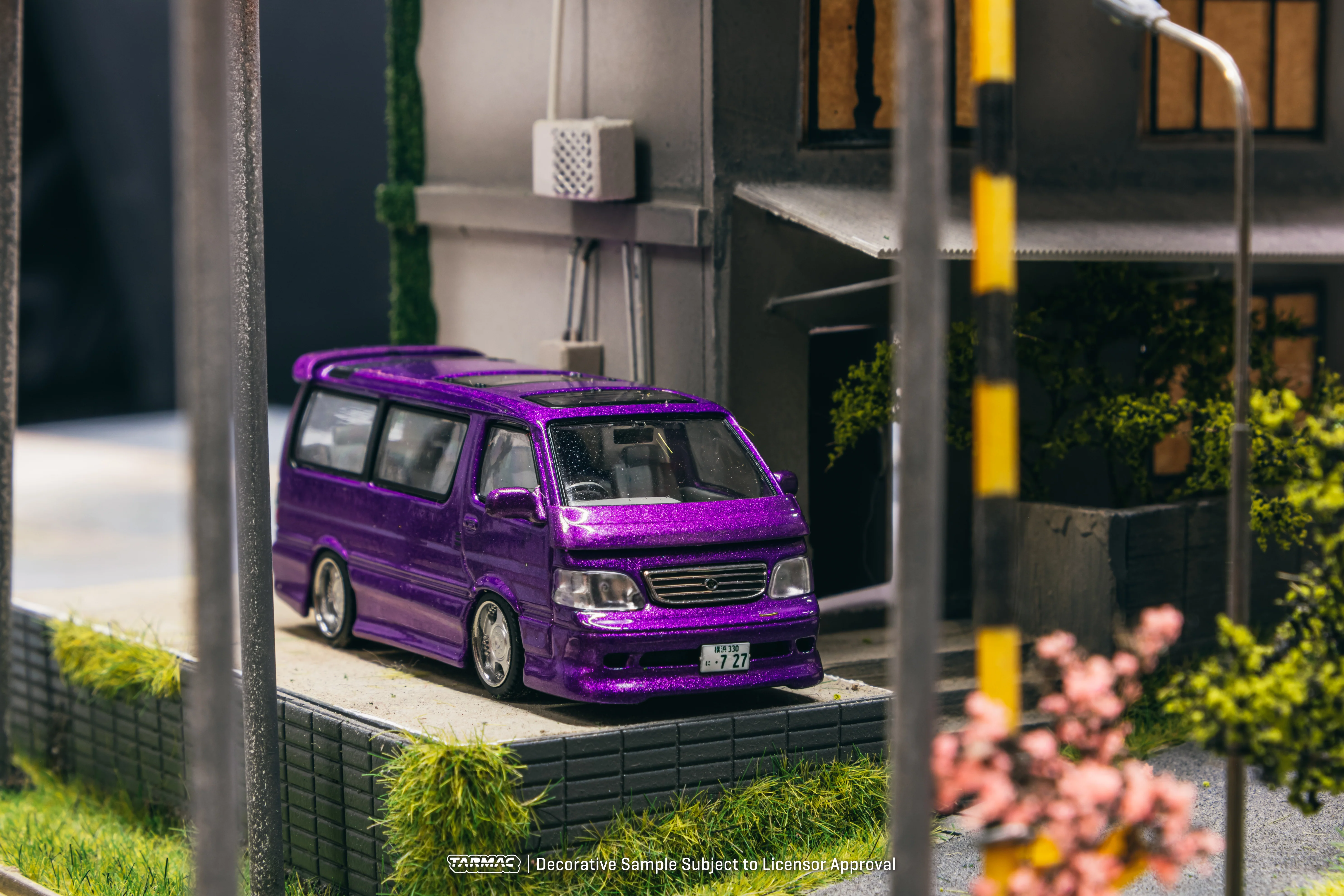 Tarmac Works ROAD64 1/64 Toyota Hiace Wagon Custom Purple T64R-078-PU - Image 2