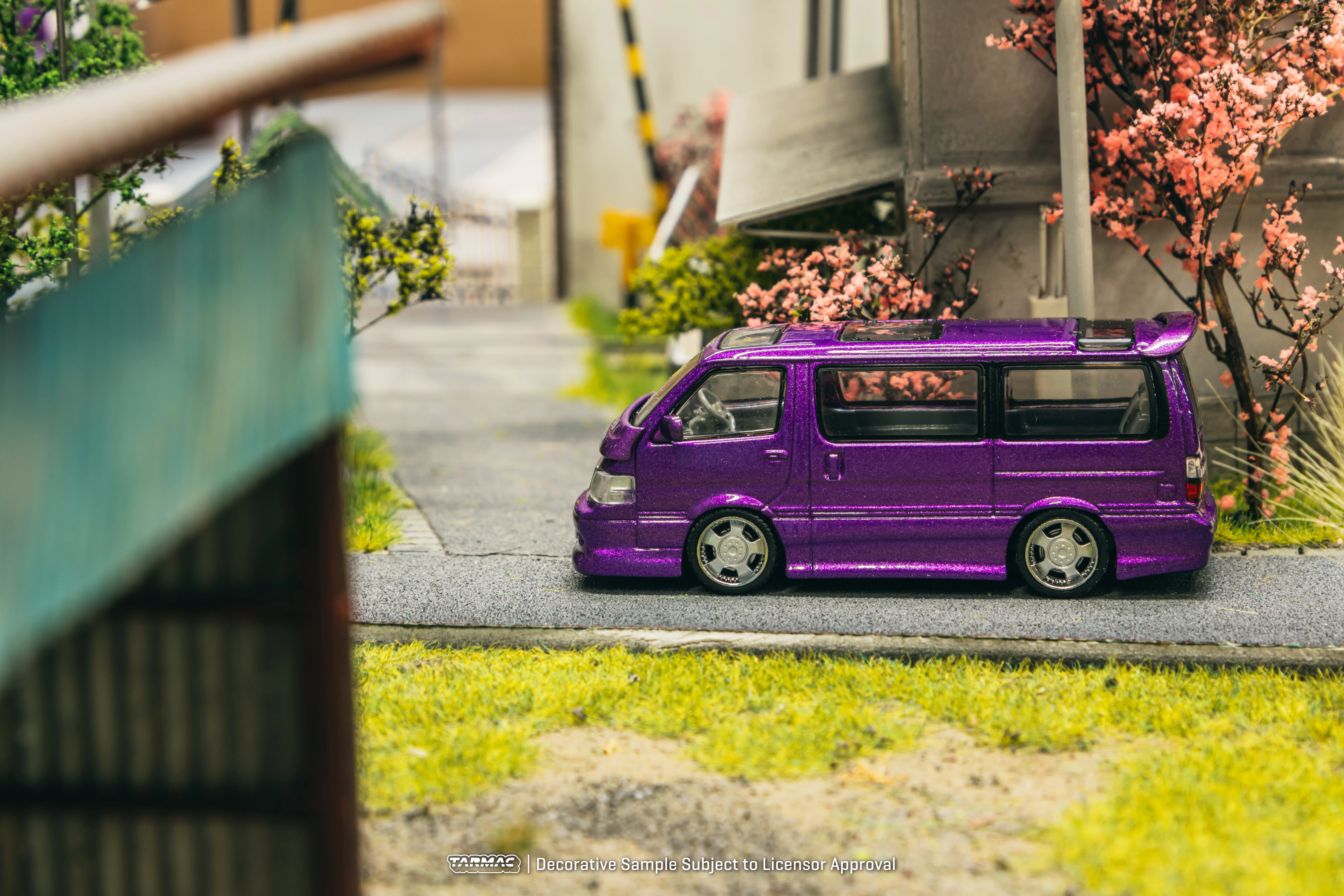Tarmac Works ROAD64 1/64 Toyota Hiace Wagon Custom Purple T64R-078-PU - Image 3