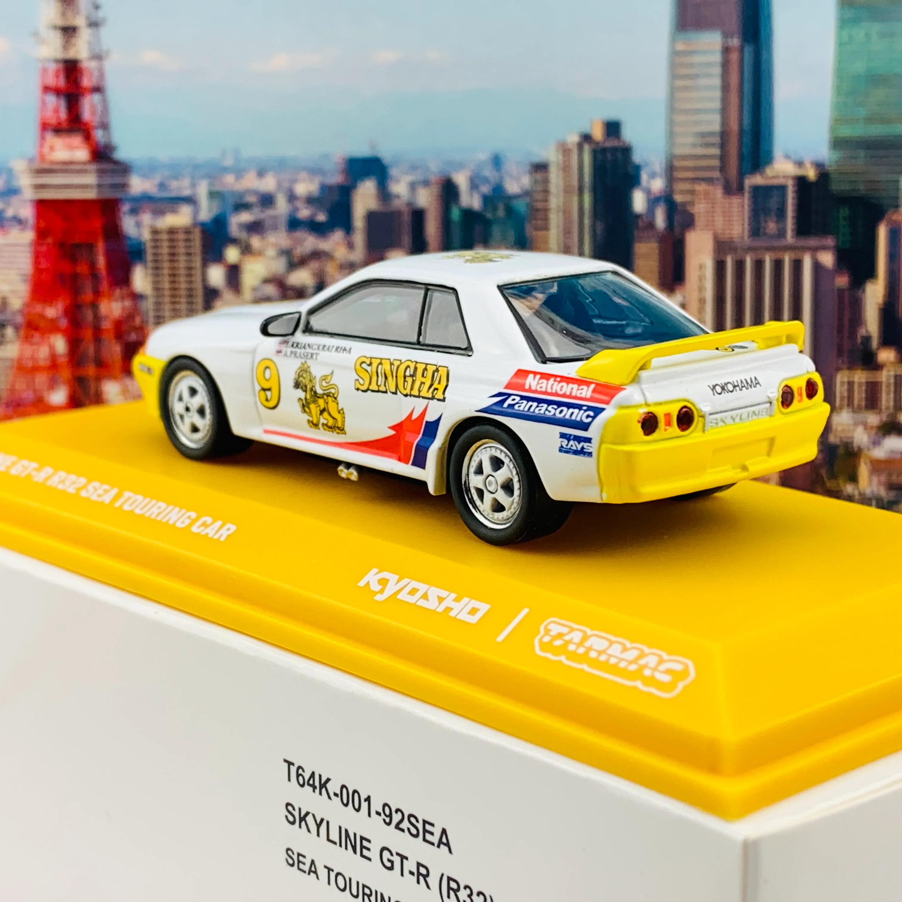 Tarmac Works x Kyosho Collaboration Model 1/64 Nissan Skyline GTR R32 South East Asia Touring Car Championship 1992 T64K-001-92SEA - Image 4