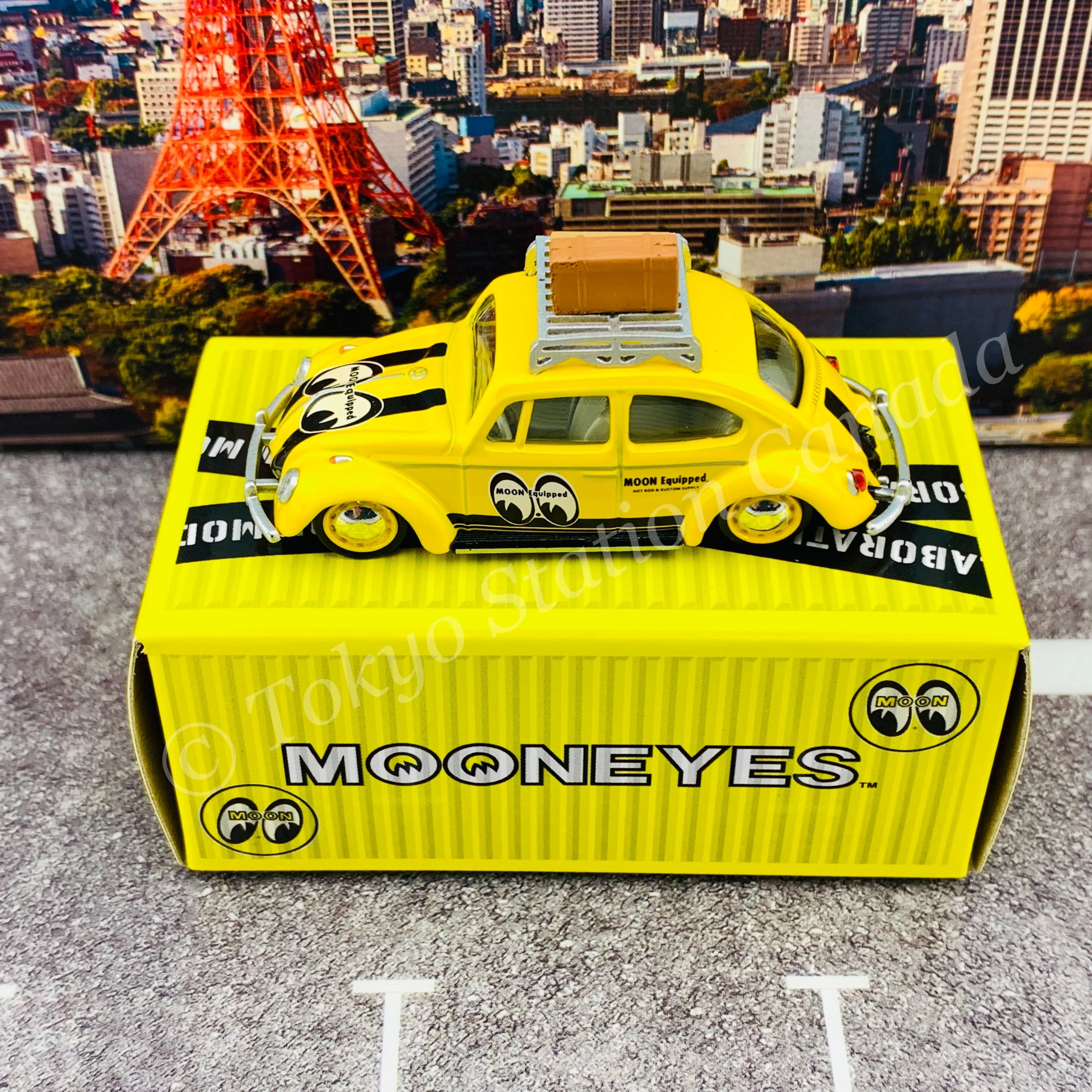 Tarmac Works x Schuco COLLAB64 1/64 Volkswagen Beetle Mooneyes with roof rack and suitcases T64S-006-ME1 - Image 3