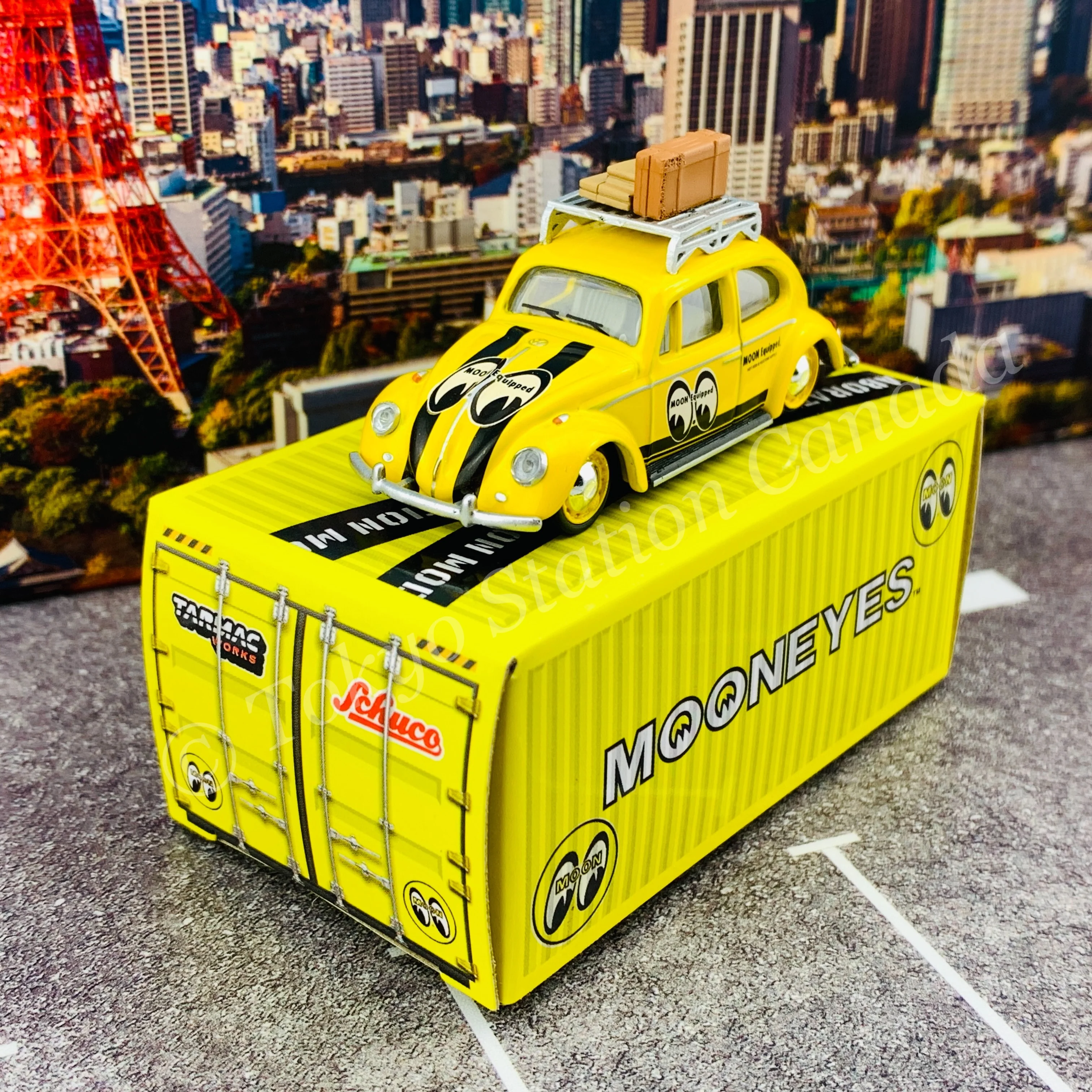 Tarmac Works x Schuco COLLAB64 1/64 Volkswagen Beetle Mooneyes with roof rack and suitcases T64S-006-ME1 - Image 4