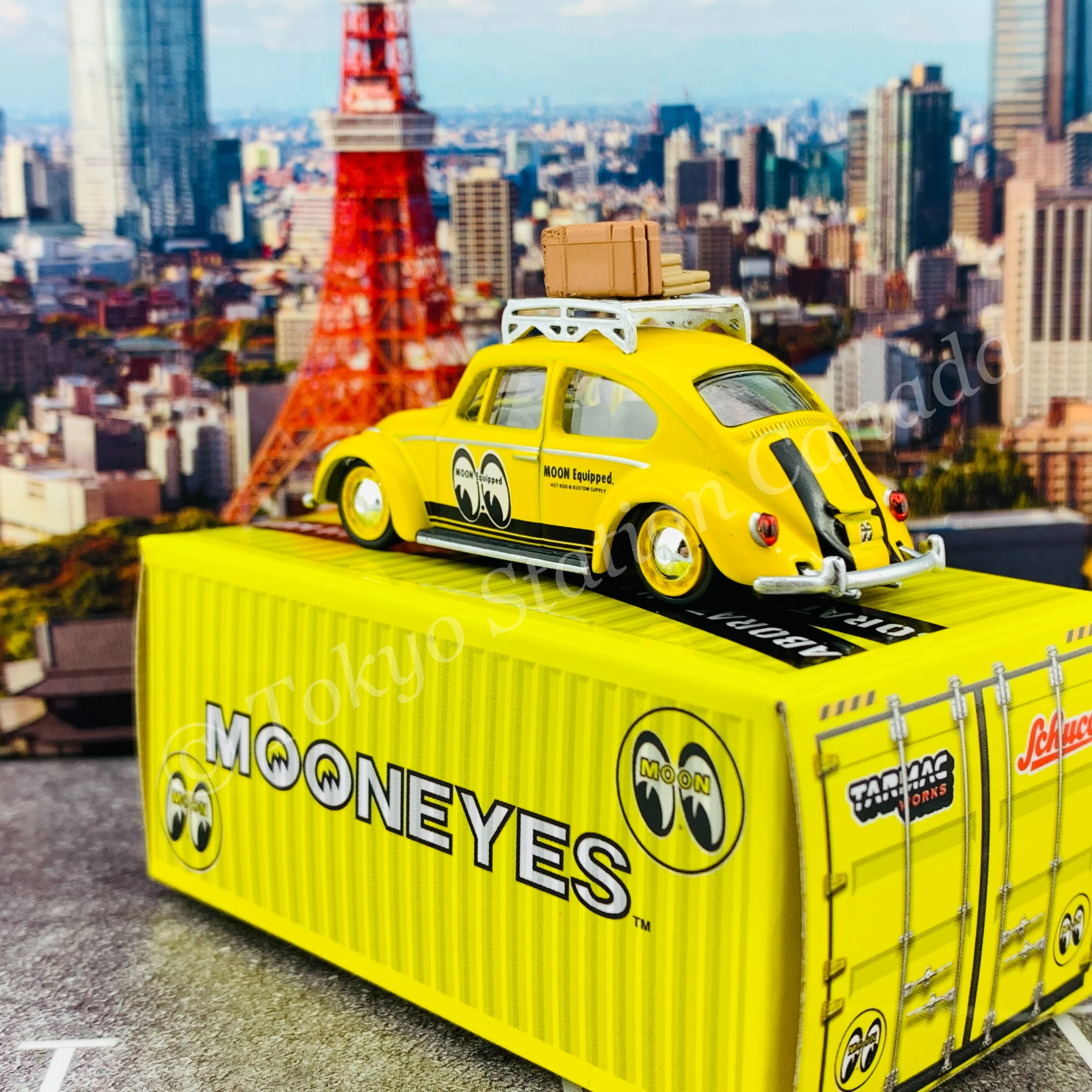 Tarmac Works x Schuco COLLAB64 1/64 Volkswagen Beetle Mooneyes with roof rack and suitcases T64S-006-ME1 - Image 5