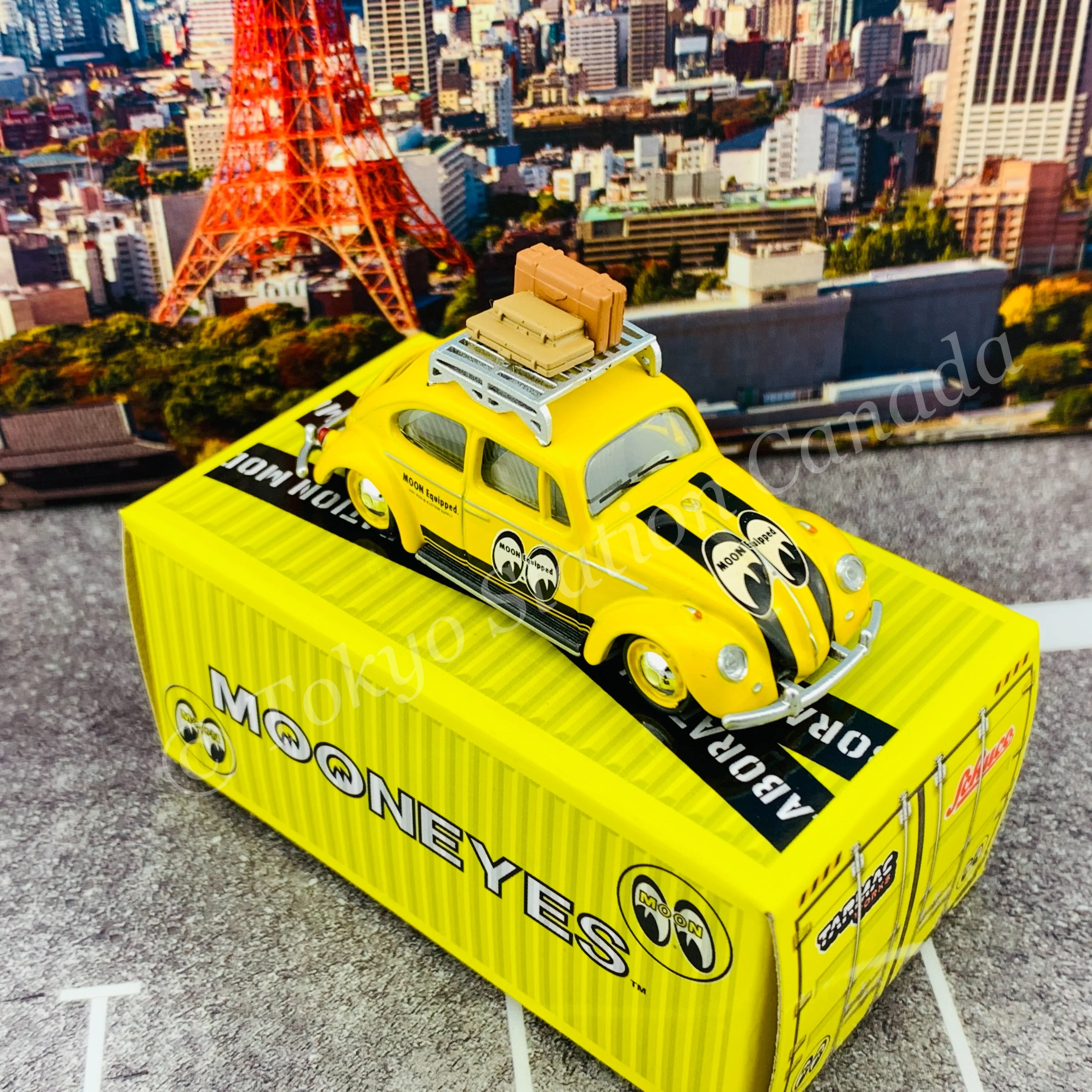 Tarmac Works x Schuco COLLAB64 1/64 Volkswagen Beetle Mooneyes with roof rack and suitcases T64S-006-ME1 - Image 6