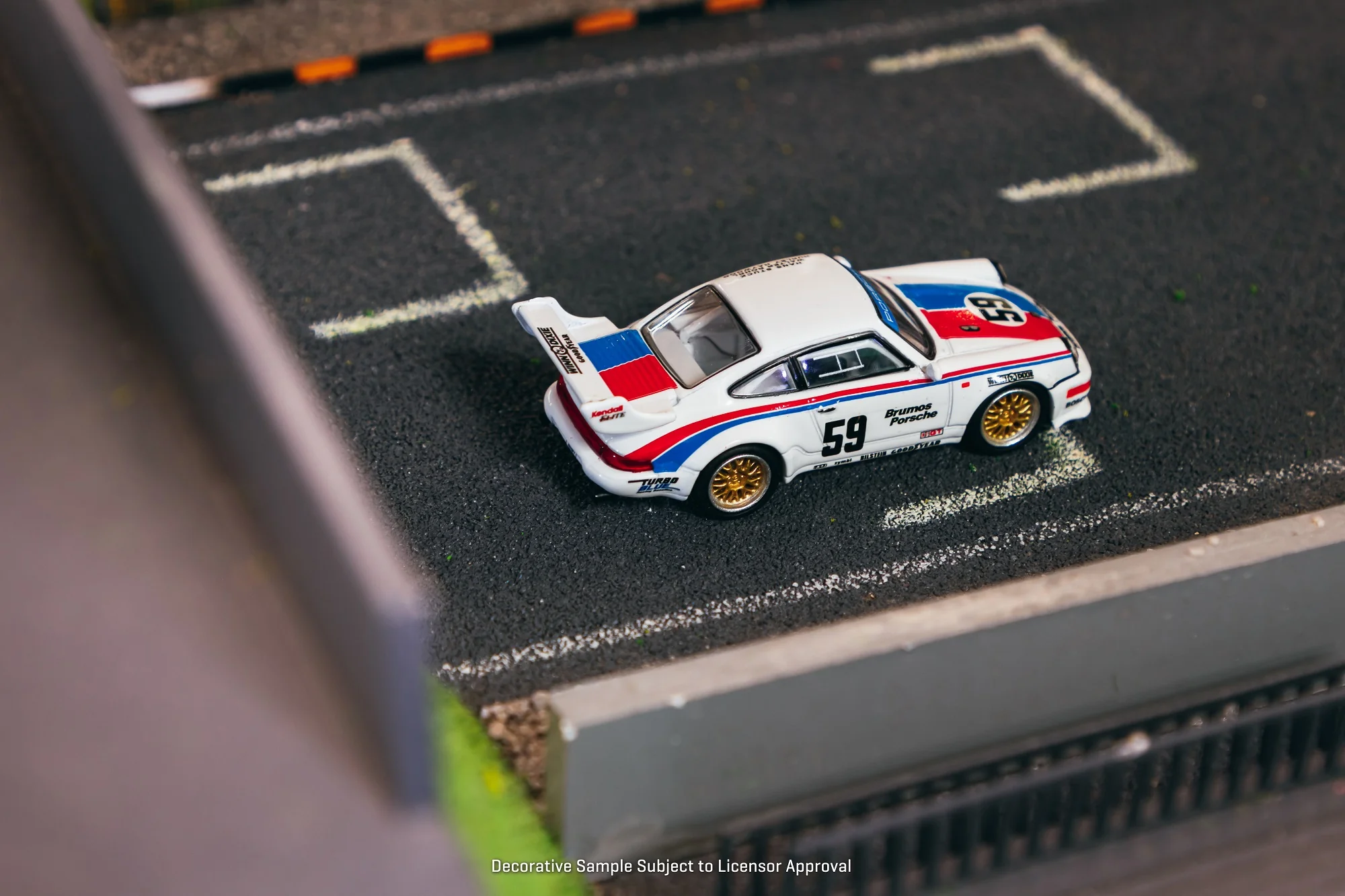 TARMAC WORKS x SCHUCO GLOBAL64 1/64 Porsche 911 Turbo S LM GT 12H Sebring 1993 #59 T64S-009-93SEB - Image 2