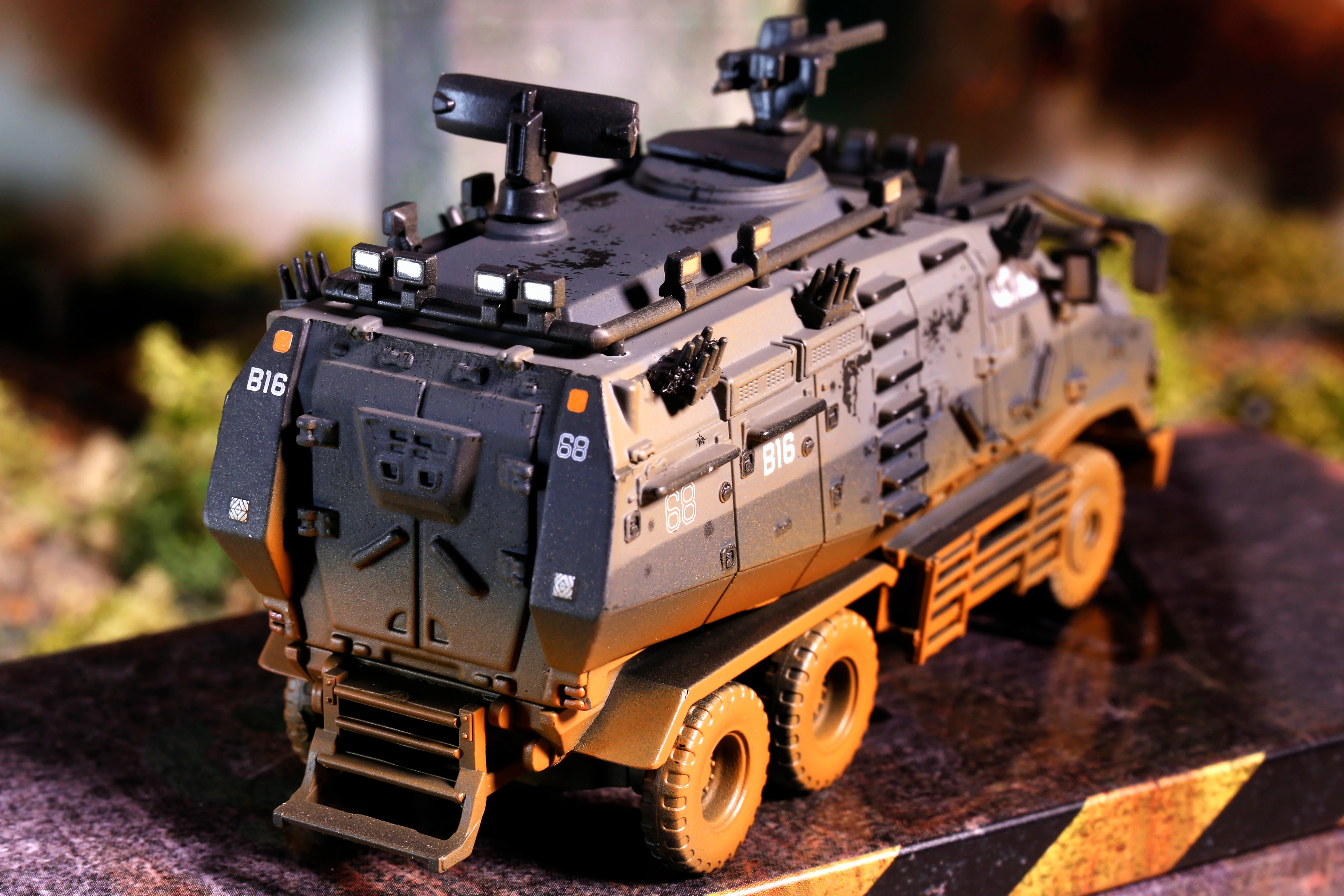 TINY 微影 明日戰記裝甲車 泥濘舊化連士兵人偶 Warriors of Future Armoured Vehicle Mud Weathered with Figure ATC65432 - Image 2