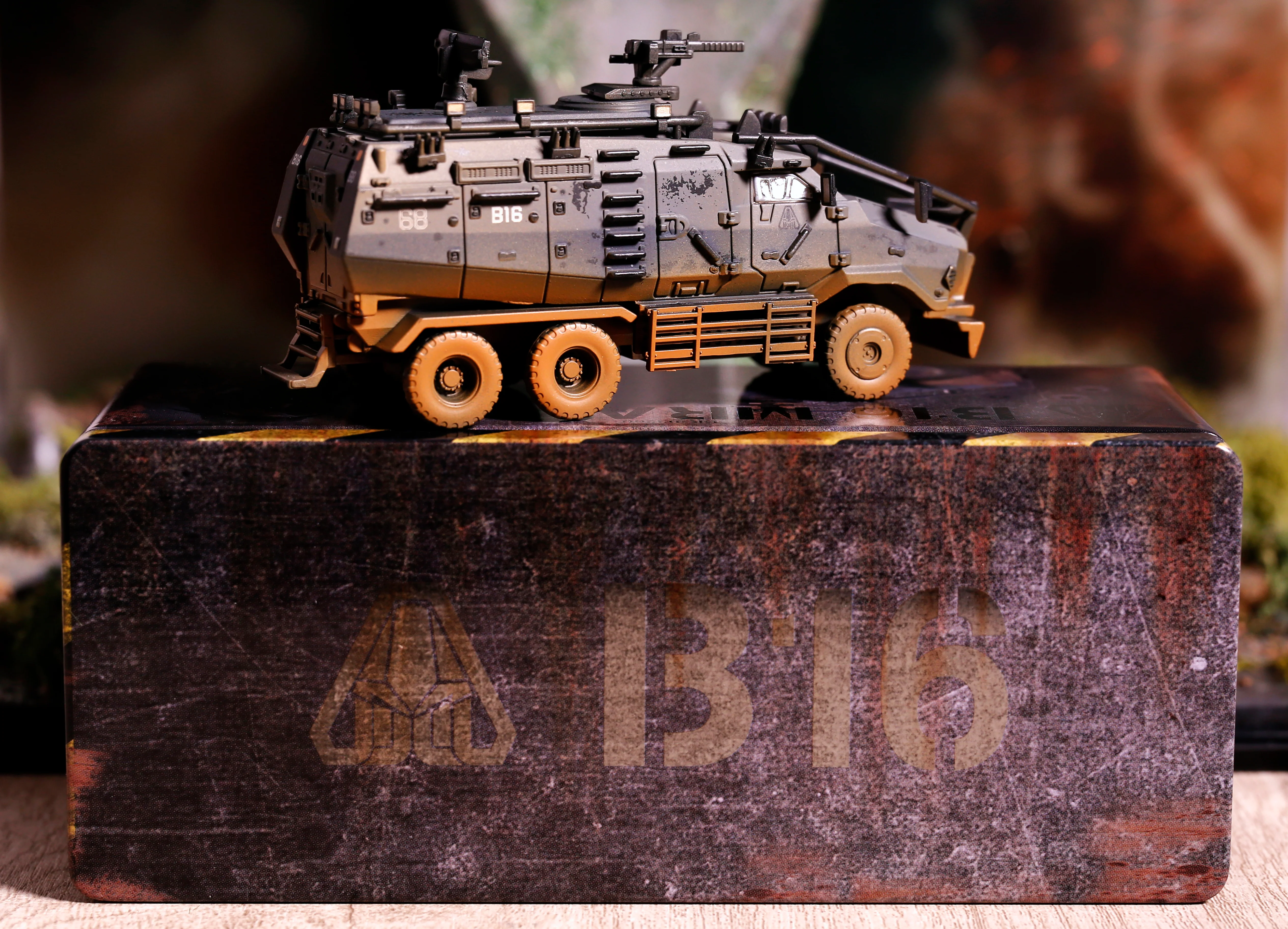 TINY 微影 明日戰記裝甲車 泥濘舊化連士兵人偶 Warriors of Future Armoured Vehicle Mud Weathered with Figure ATC65432 - Image 3