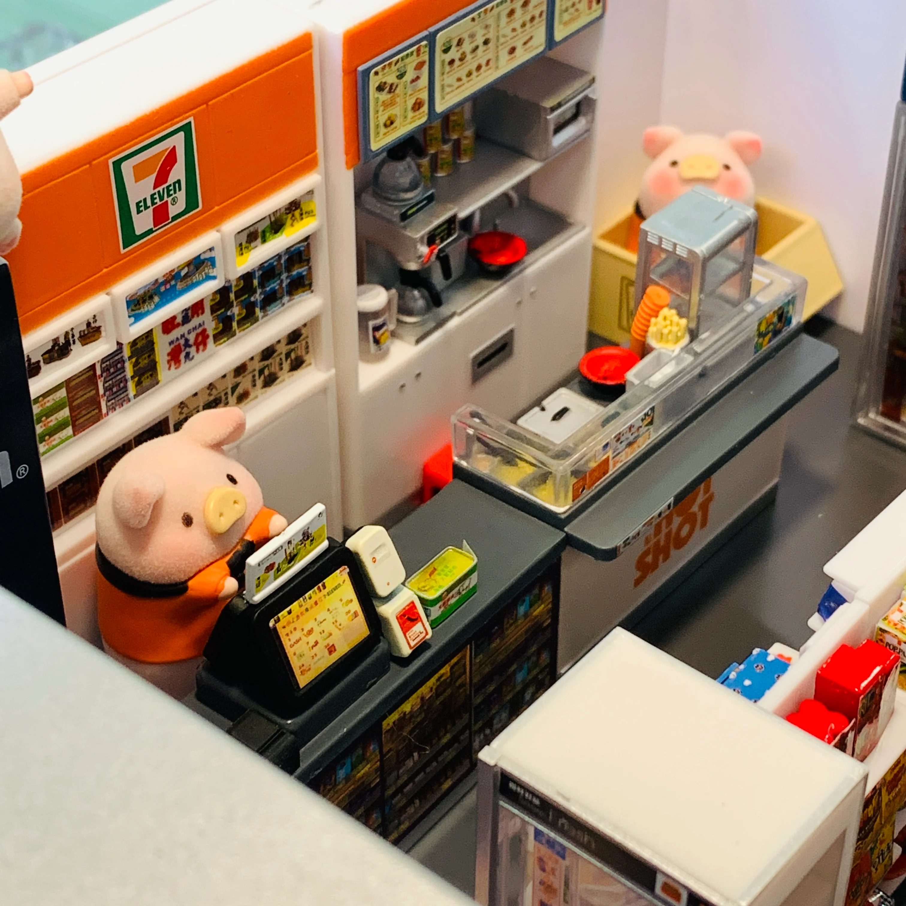 TINY 微影 Lulu Pig Complete Set of 12 plus a FREE 7-Eleven Shop Diorama - Image 2