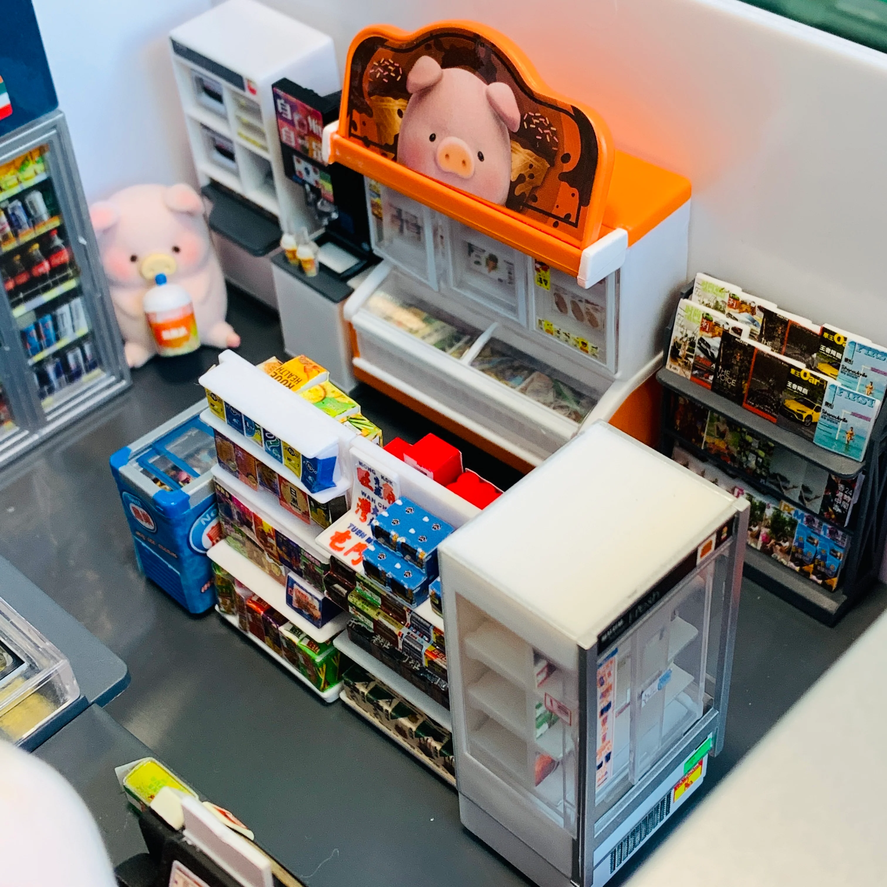 TINY 微影 Lulu Pig Complete Set of 12 plus a FREE 7-Eleven Shop Diorama - Image 3