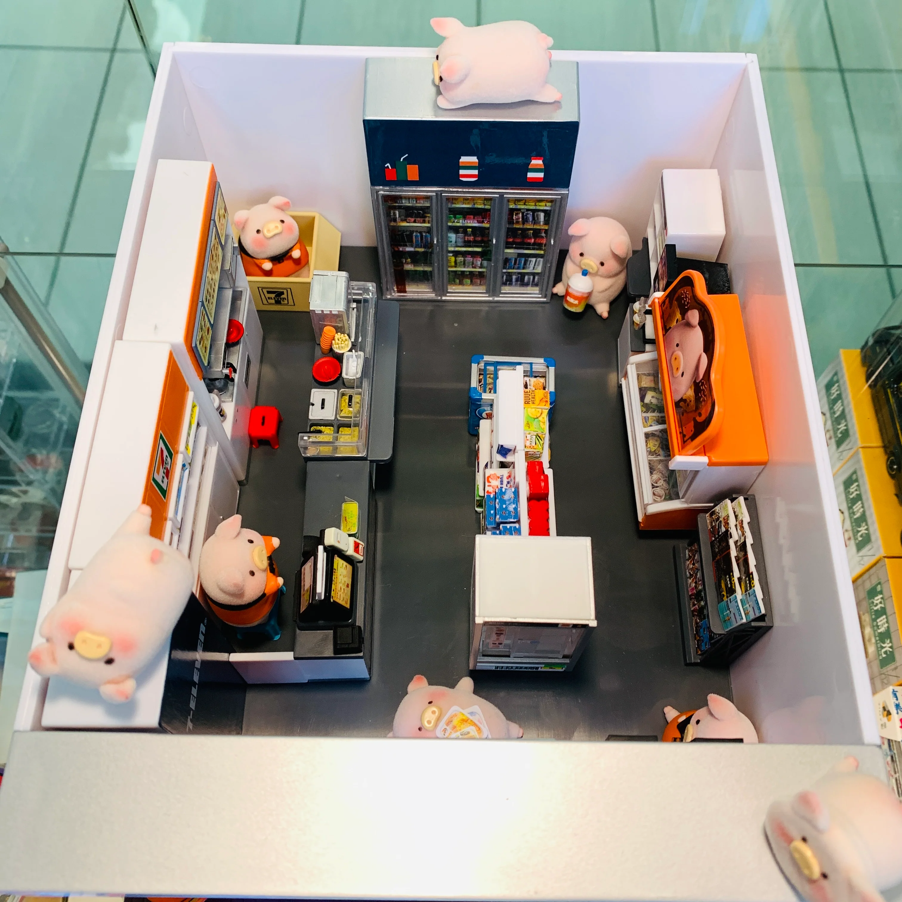 TINY 微影 Lulu Pig Complete Set of 12 plus a FREE 7-Eleven Shop Diorama - Image 4