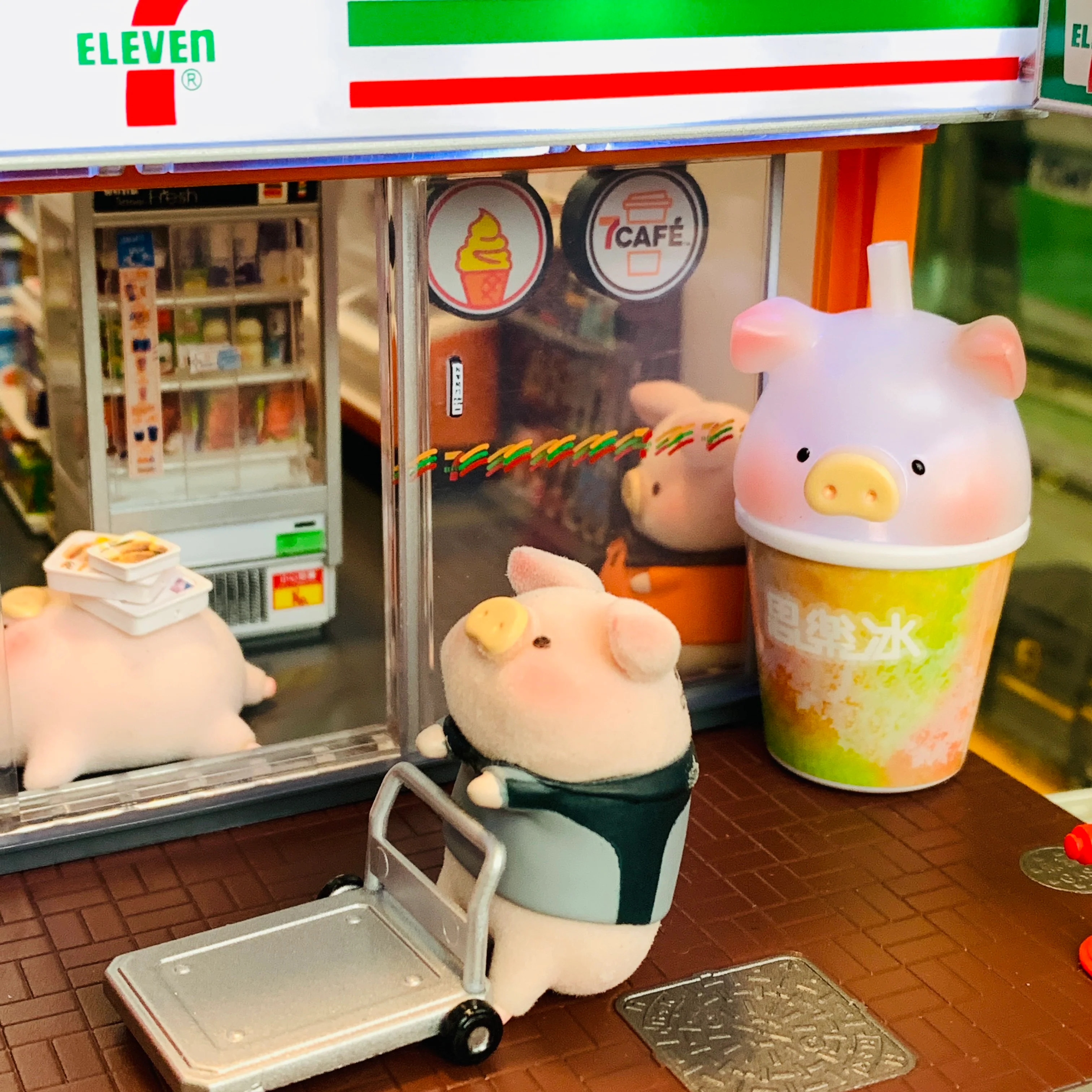 TINY 微影 Lulu Pig Complete Set of 12 plus a FREE 7-Eleven Shop Diorama - Image 5