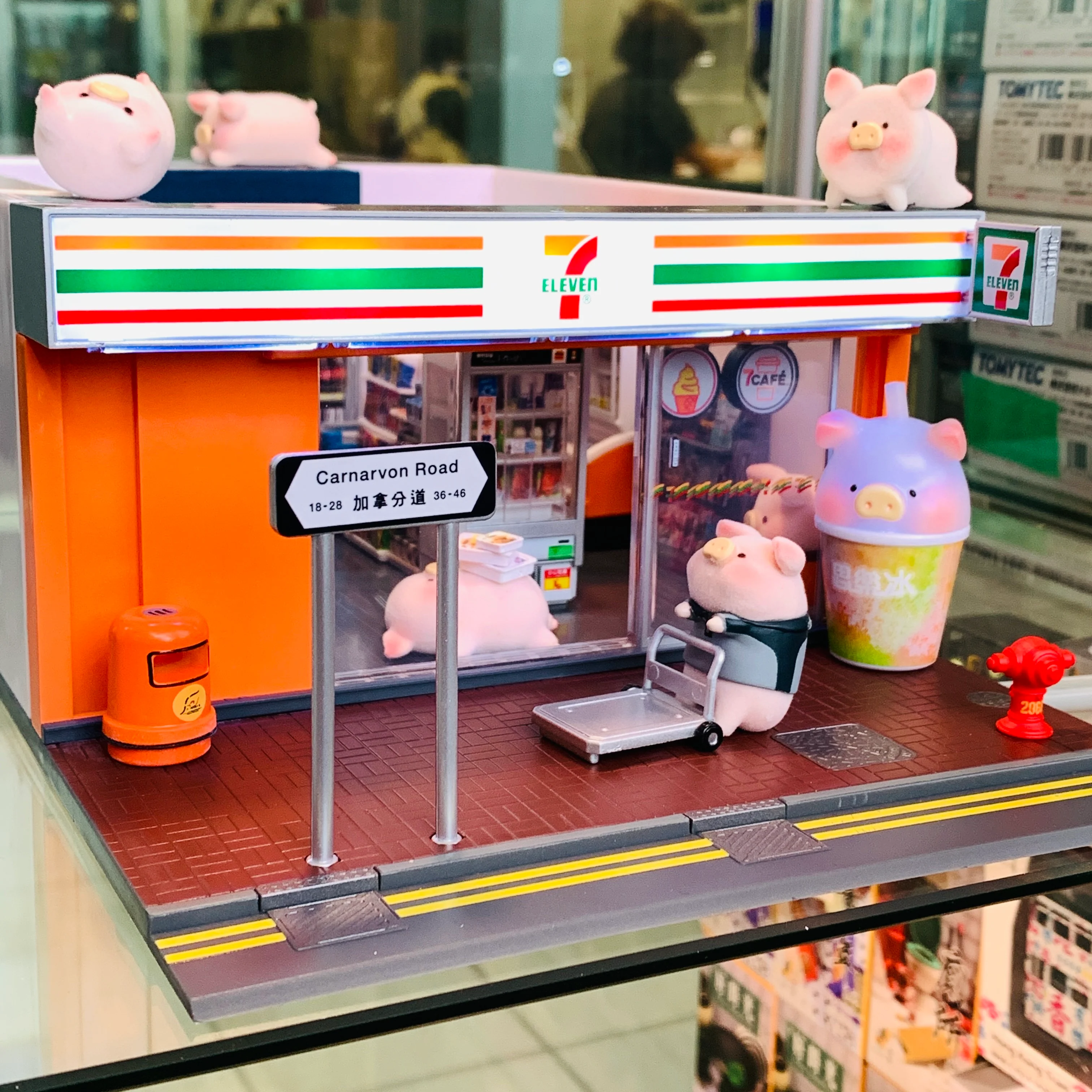 TINY 微影 Lulu Pig Complete Set of 12 plus a FREE 7-Eleven Shop Diorama - Image 6