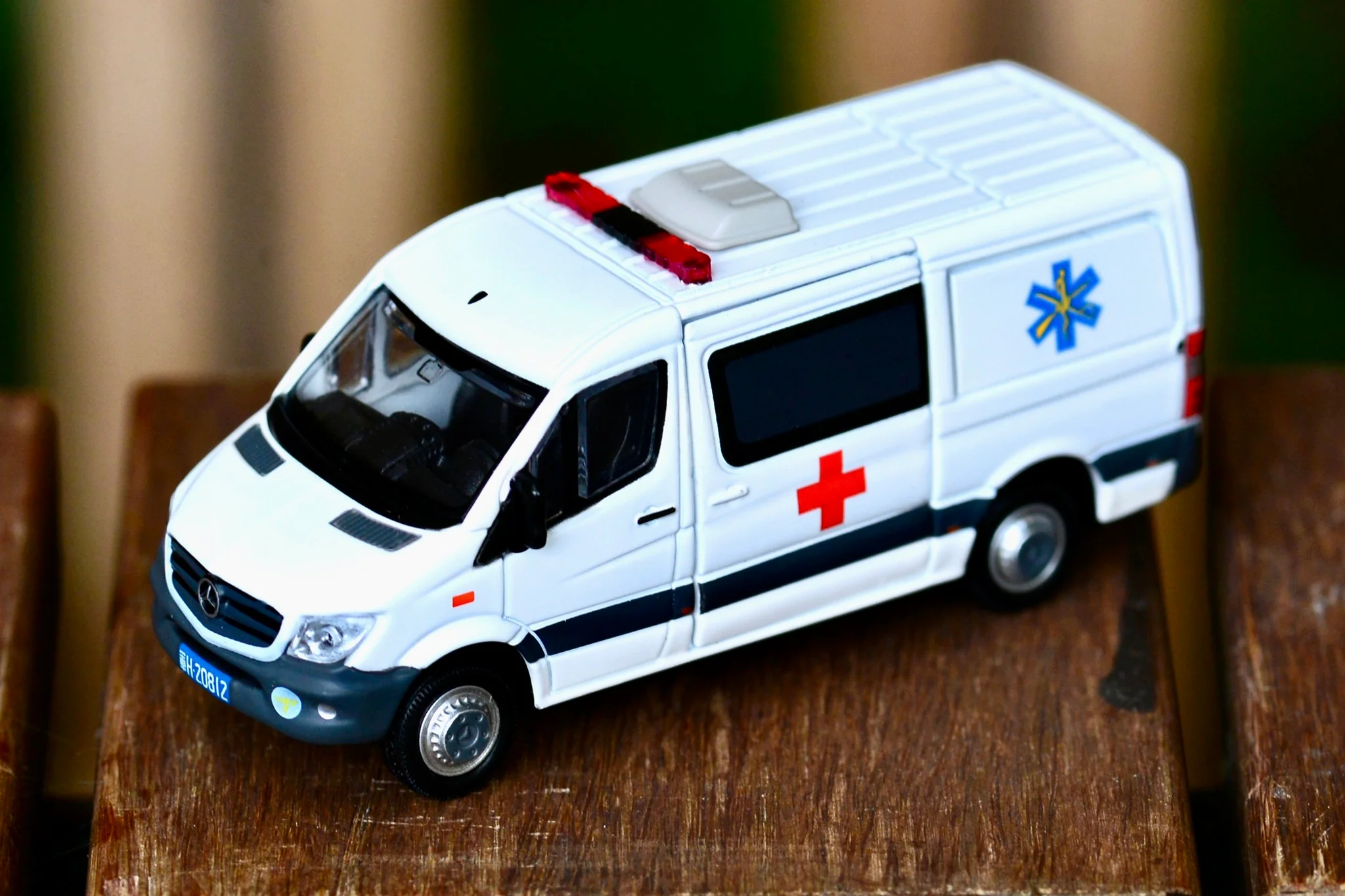 TINY 微影 TW29 Mercedes-Benz Sprinter 4x4 FL Taiwan Military Ambulance 台灣陸軍救護車 ATCTW64047 - Image 2
