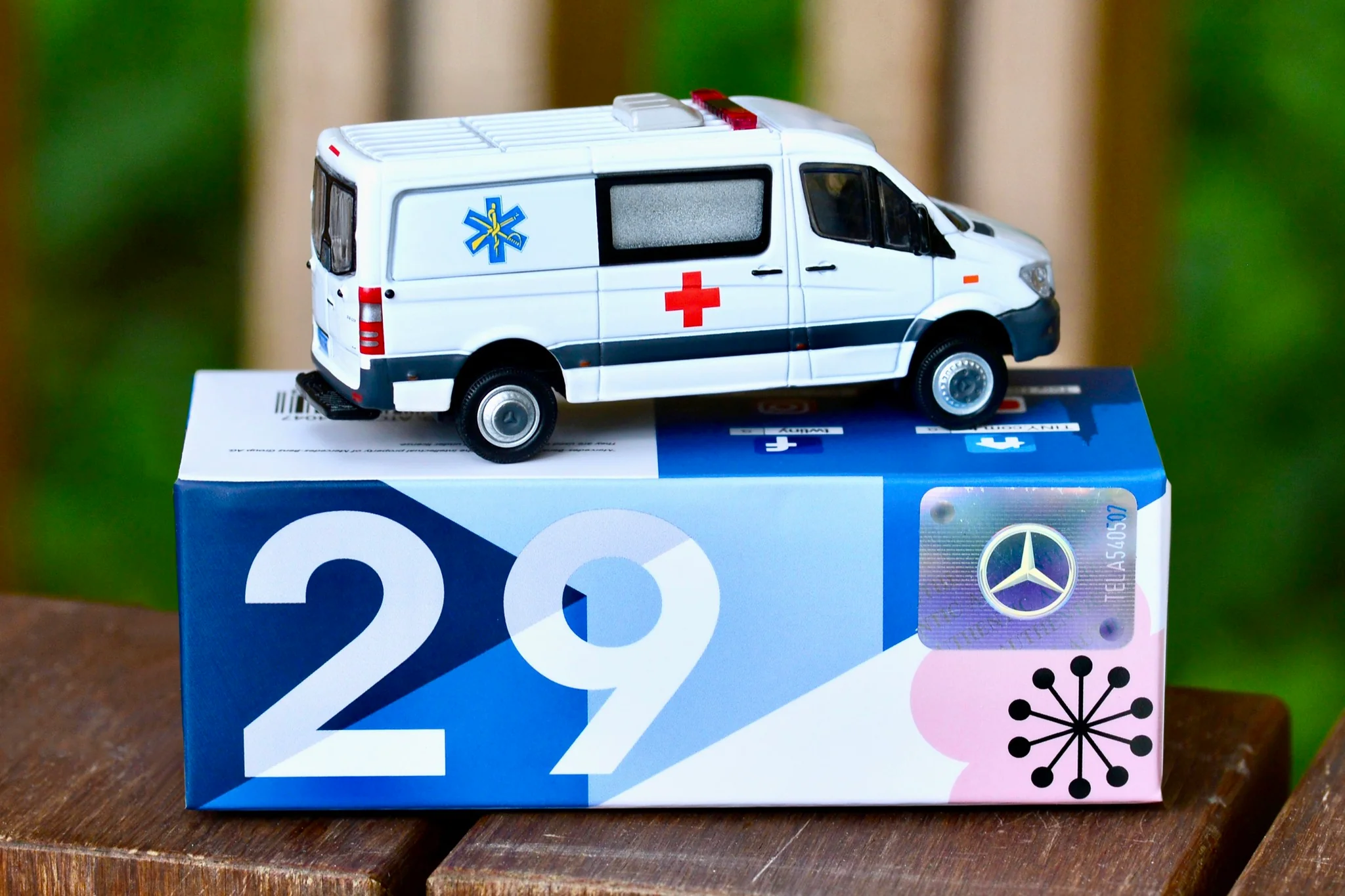 TINY 微影 TW29 Mercedes-Benz Sprinter 4x4 FL Taiwan Military Ambulance 台灣陸軍救護車 ATCTW64047 - Image 3