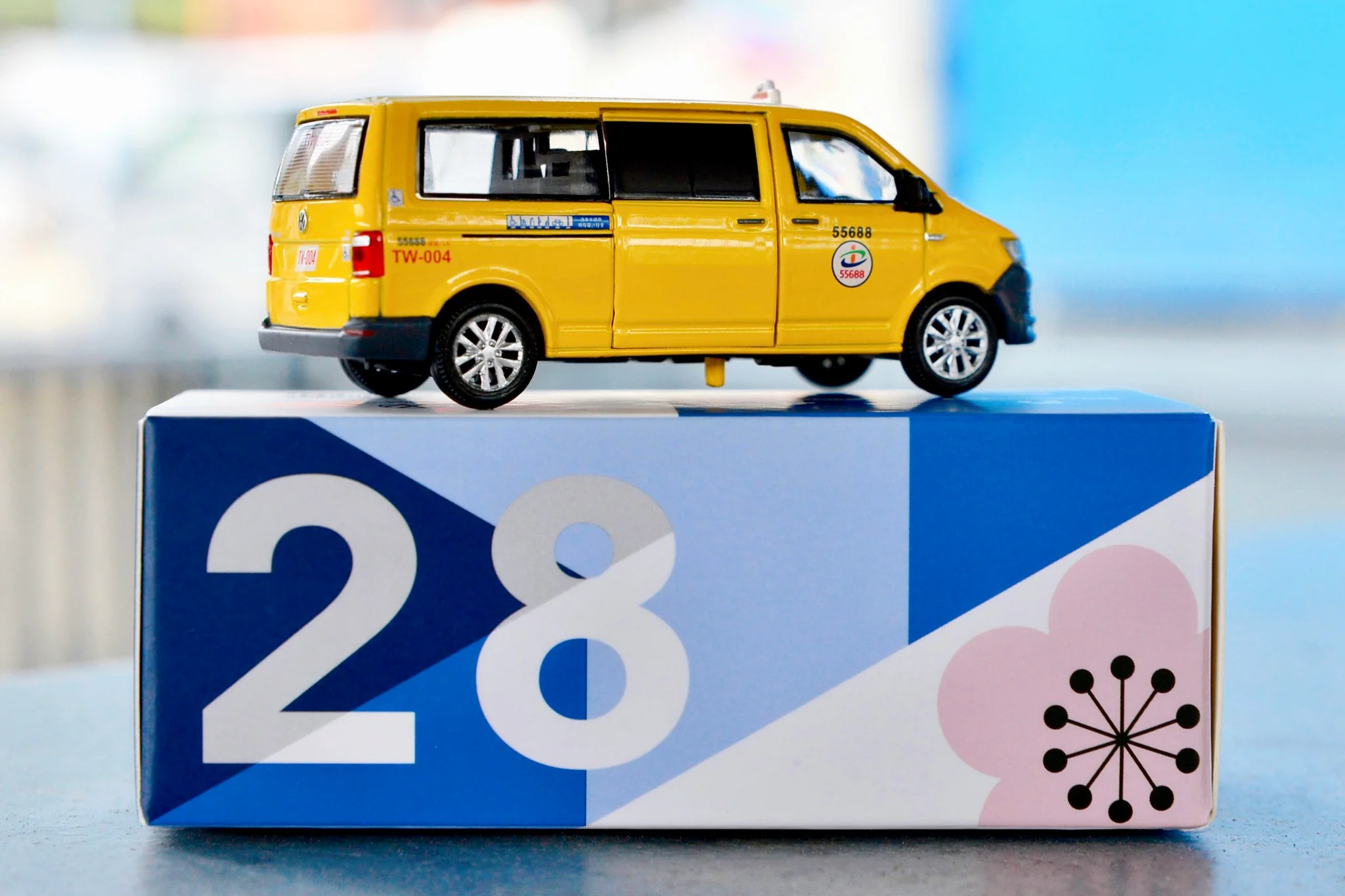 TINY 微影 Volkswagen T6 Transporter Taiwan Taxi ATC64562 - Image 2