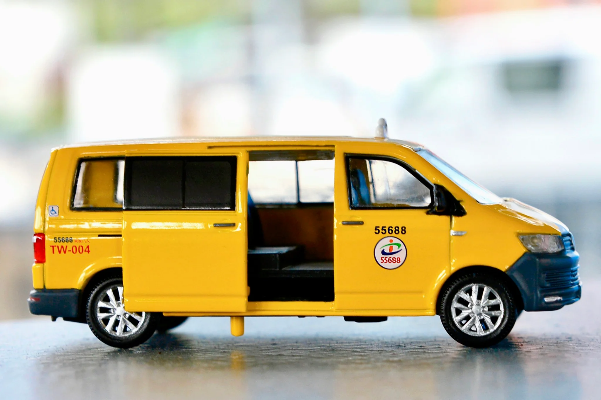 TINY 微影 Volkswagen T6 Transporter Taiwan Taxi ATC64562 - Image 4