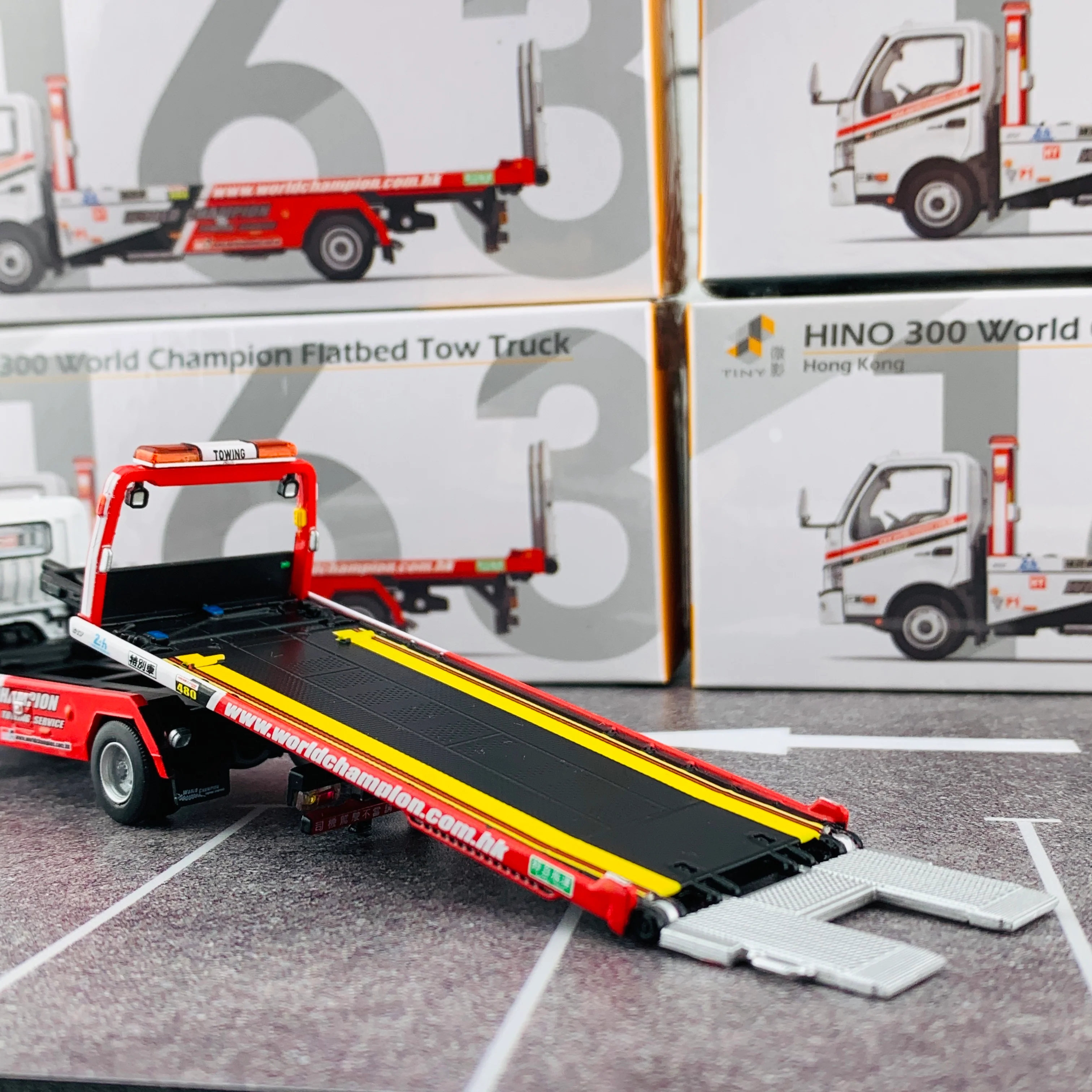 Tiny City 163 - HINO 300 Flatbed Tow Truck 日野300 韋川平板拖車 - Image 6