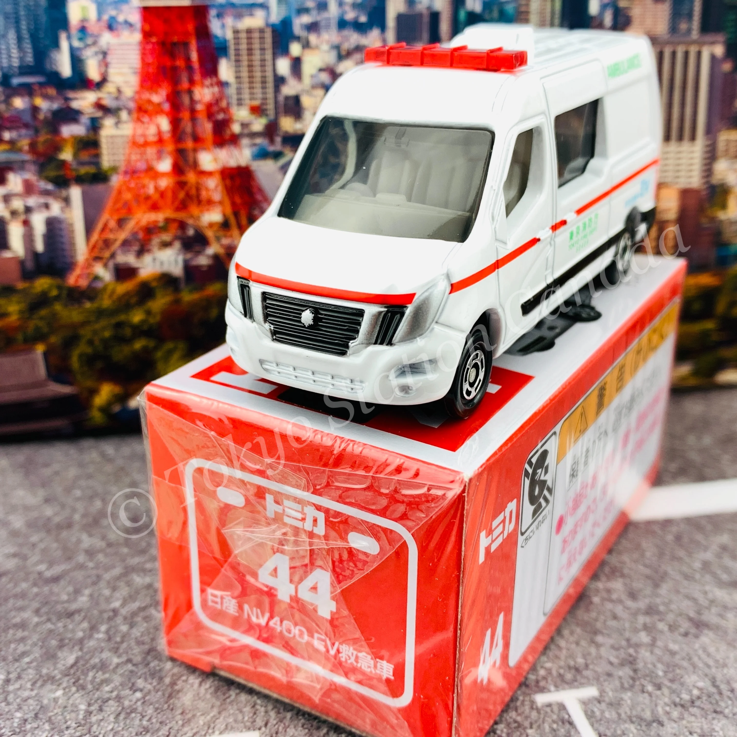 TOMICA 44 Nissan NV400 EV Ambulance - Image 2