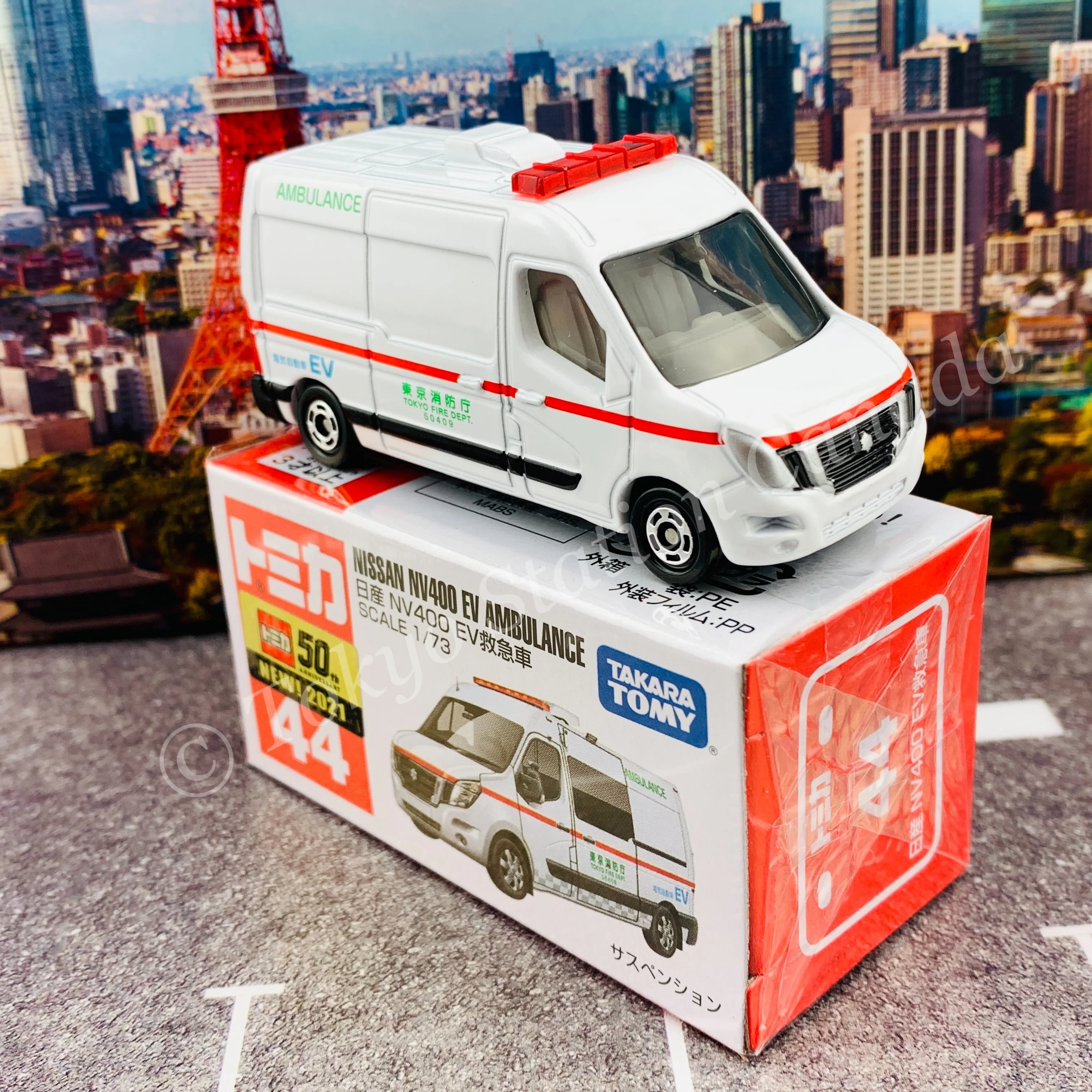 TOMICA 44 Nissan NV400 EV Ambulance - Image 4