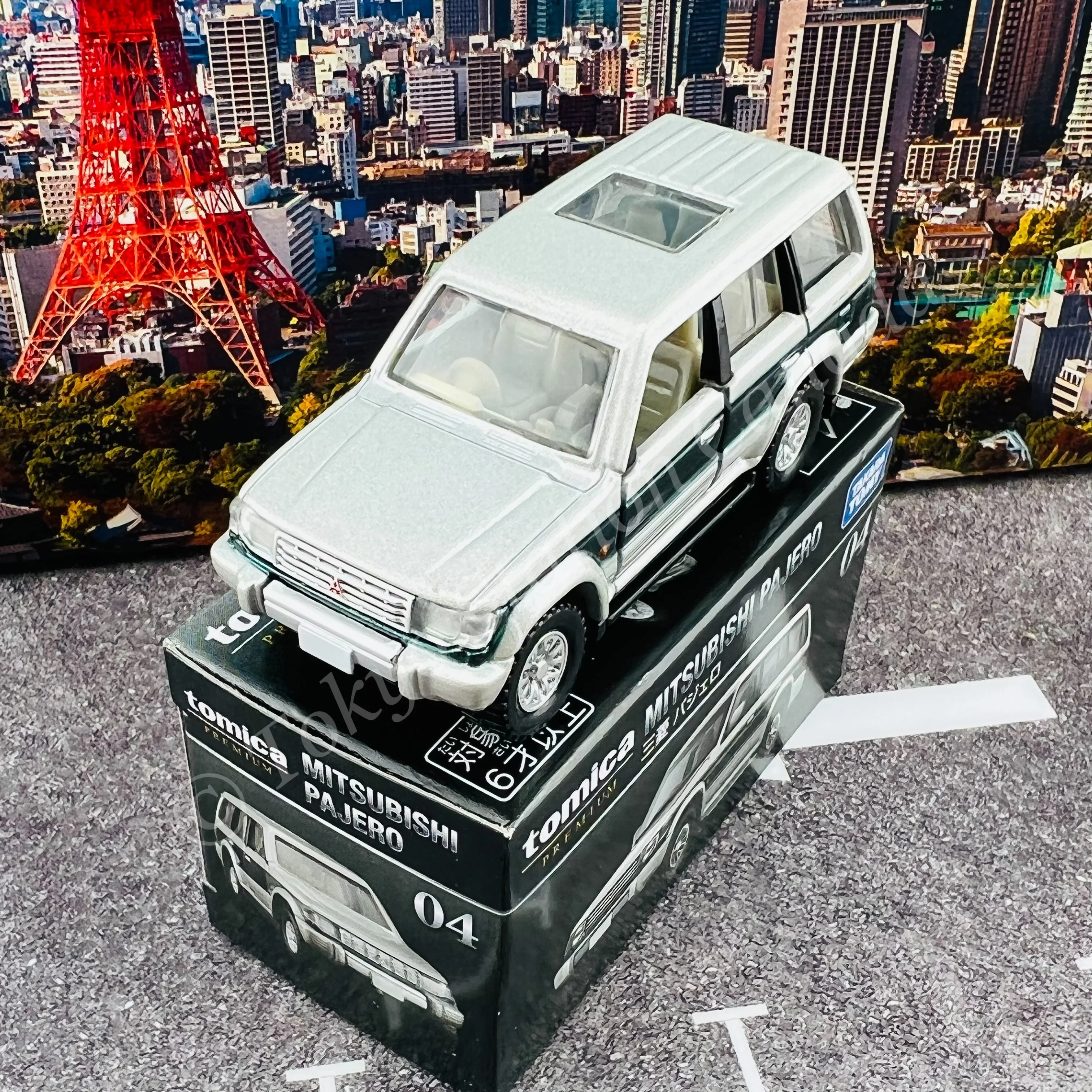 Tomica Premium 04 Mitsubishi Pajero - Image 2