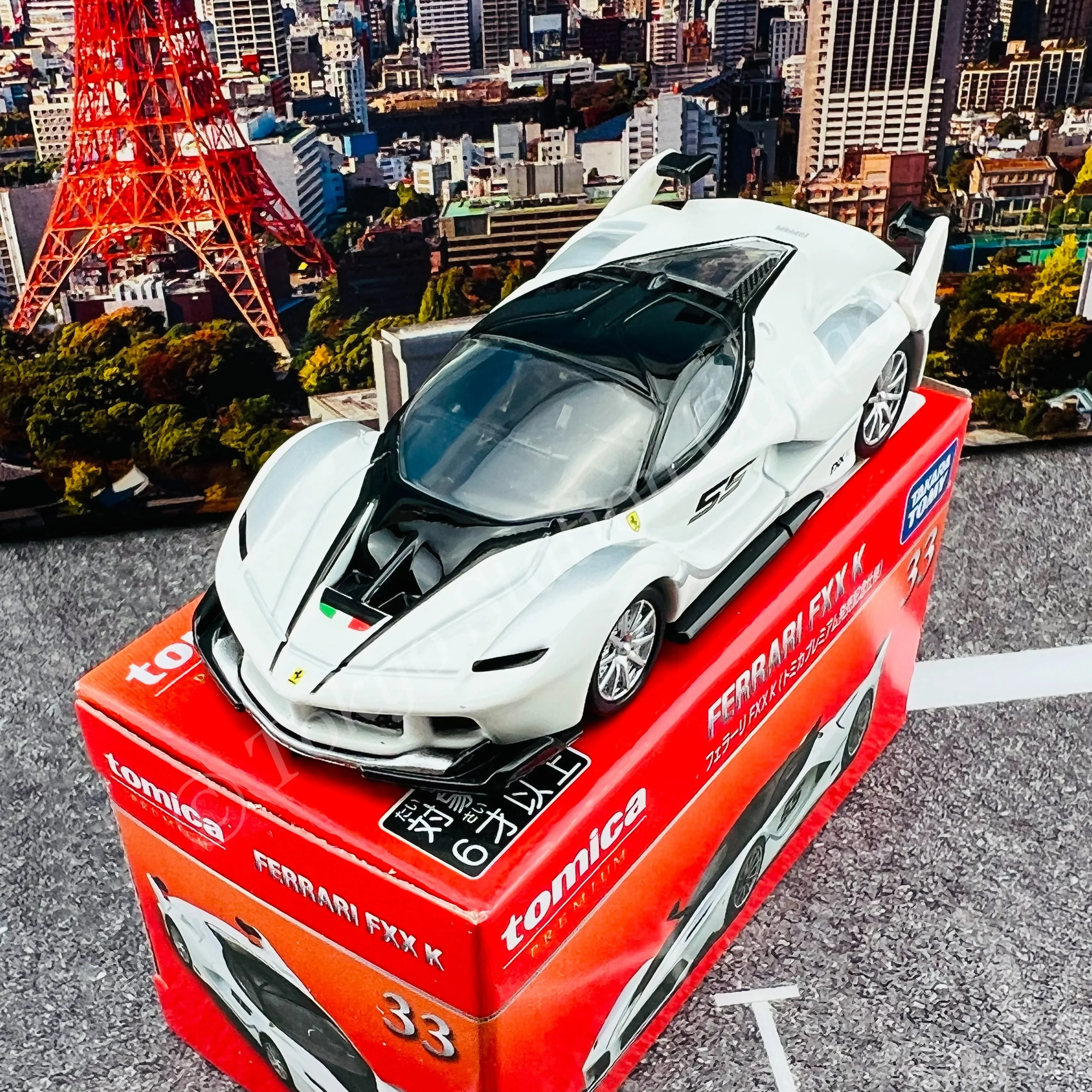 Tomica Premium 33 Ferrari FXX K "Commemorative Specification" - Image 2