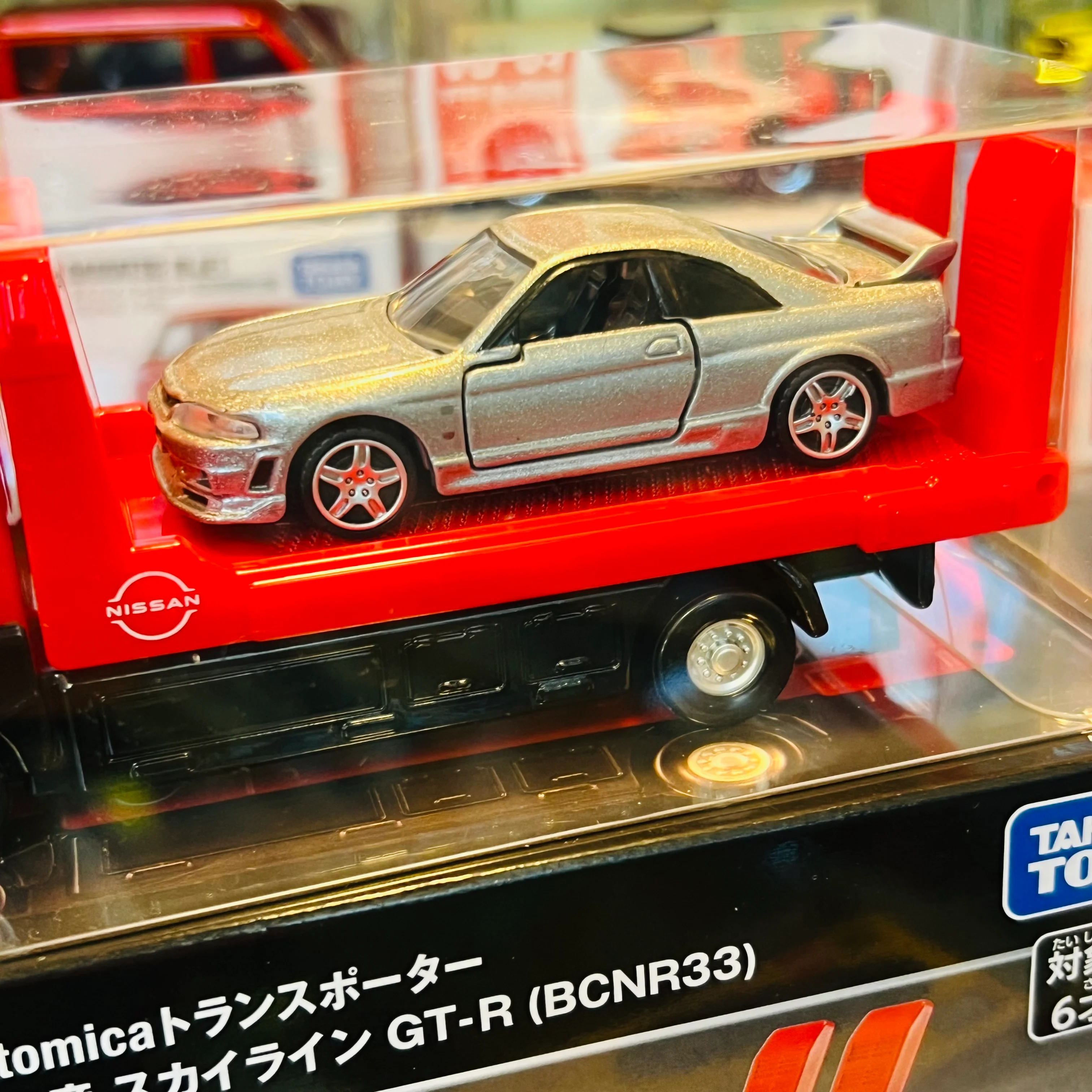 Tomica Premium Tomica Transporter Nissan Skyline GT-R (BCNR33) - Image 2