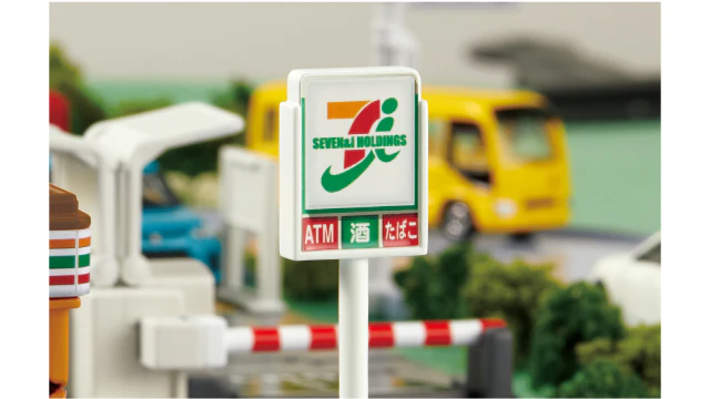TOMICA WORLD Tomica Town 7-11 (with Tomica) - Image 2