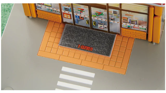 TOMICA WORLD Tomica Town 7-11 (with Tomica) - Image 3