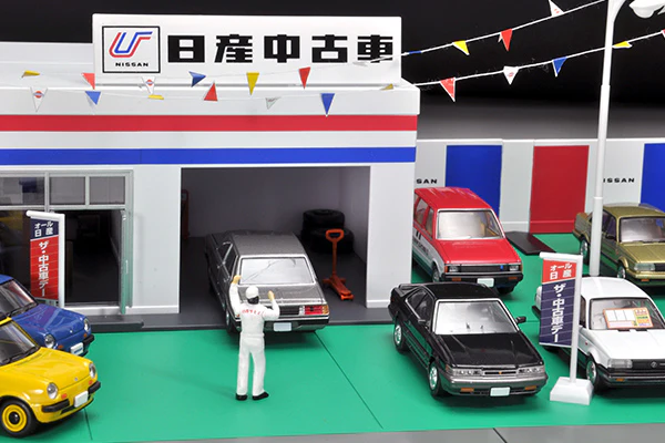 TOMYTEC 1/64 TOMICARAMA Vintage 04d Used Car Store (Nissan Used Car) - Image 2
