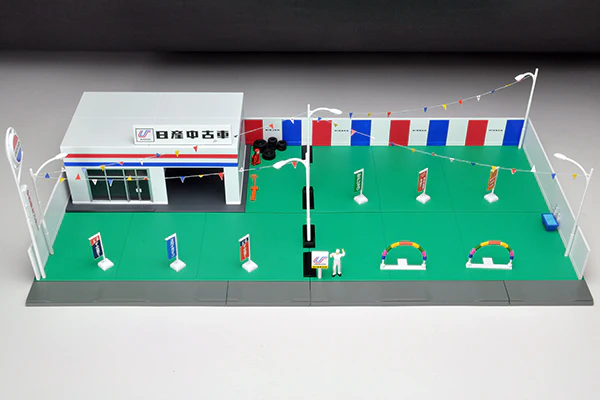 TOMYTEC 1/64 TOMICARAMA Vintage 04d Used Car Store (Nissan Used Car) - Image 4