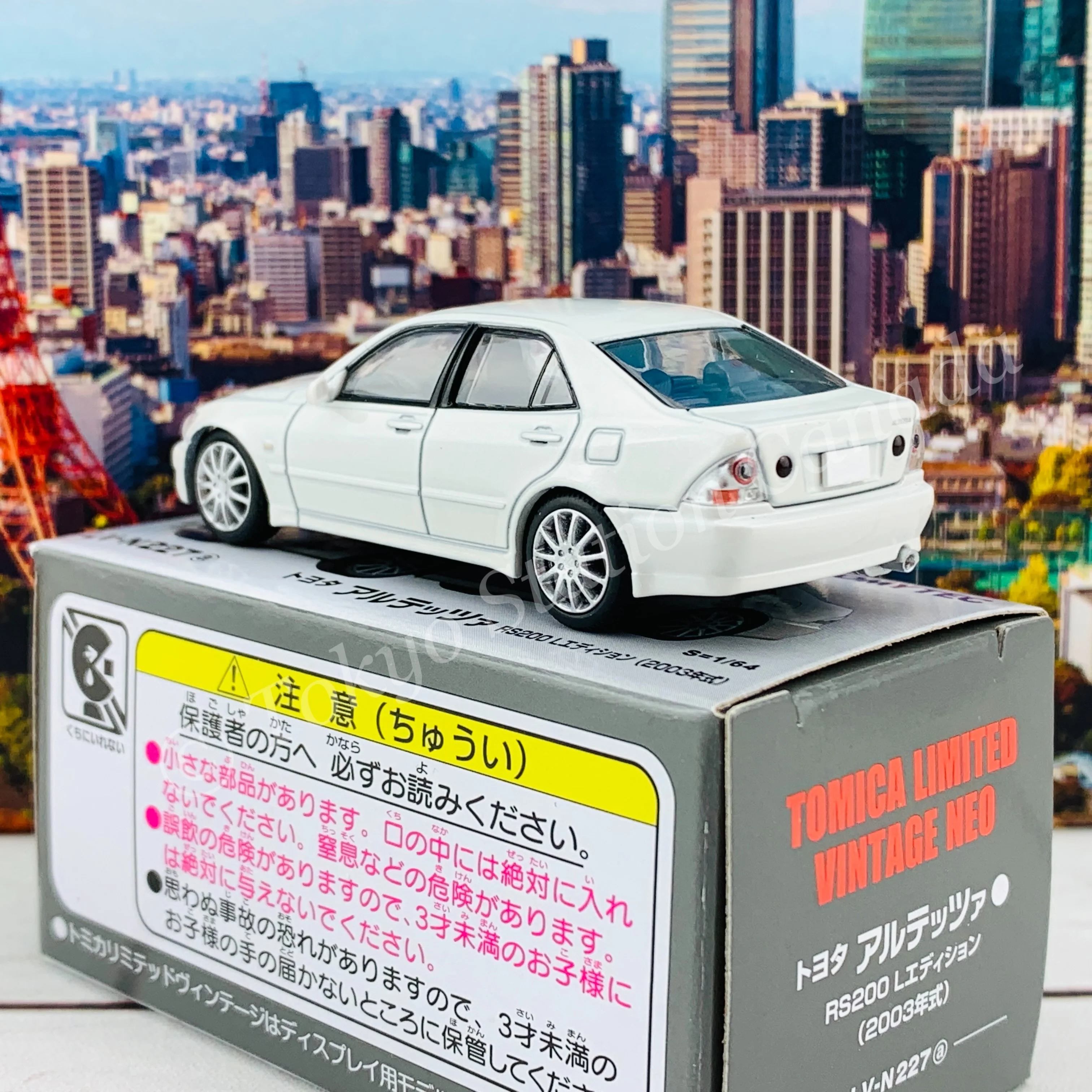 Tomica Limited Vintage Neo 1/64 Toyota Altezza RS200 L Edition (White) LV-N227a - Image 3