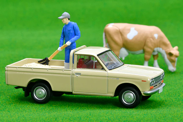 TOMYTEC TLV 1/64 Datsun 1300 truck (light brown) with figure LV-195d - Image 5