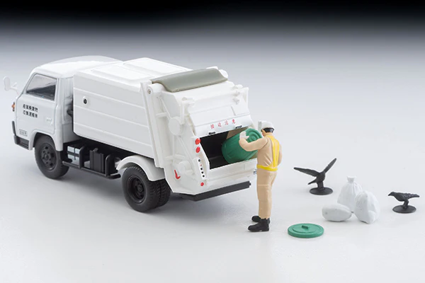 TOMYTEC TLVN 1/64 Mitsubishi Fuso Canter Cleaning Truck (White) with Figure  LV-N343b - Image 2