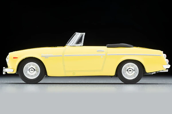 TOMYTEC Tomica Limited Vintage 1/64 Datsun Fairlady 2000 (Yellow) LV-131c - Image 3
