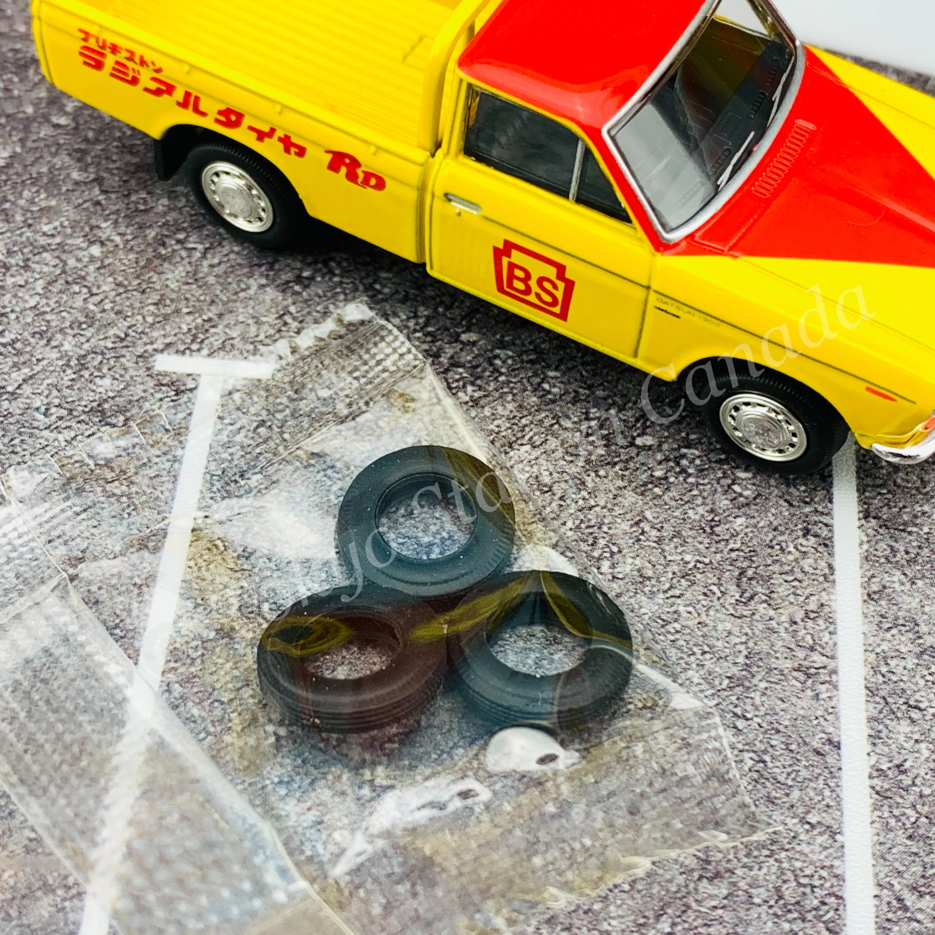 Tomytec Tomica Limited Vintage 1/64 Datsun Truck 1300 DX (Bridgestone) LV-195a - Image 2