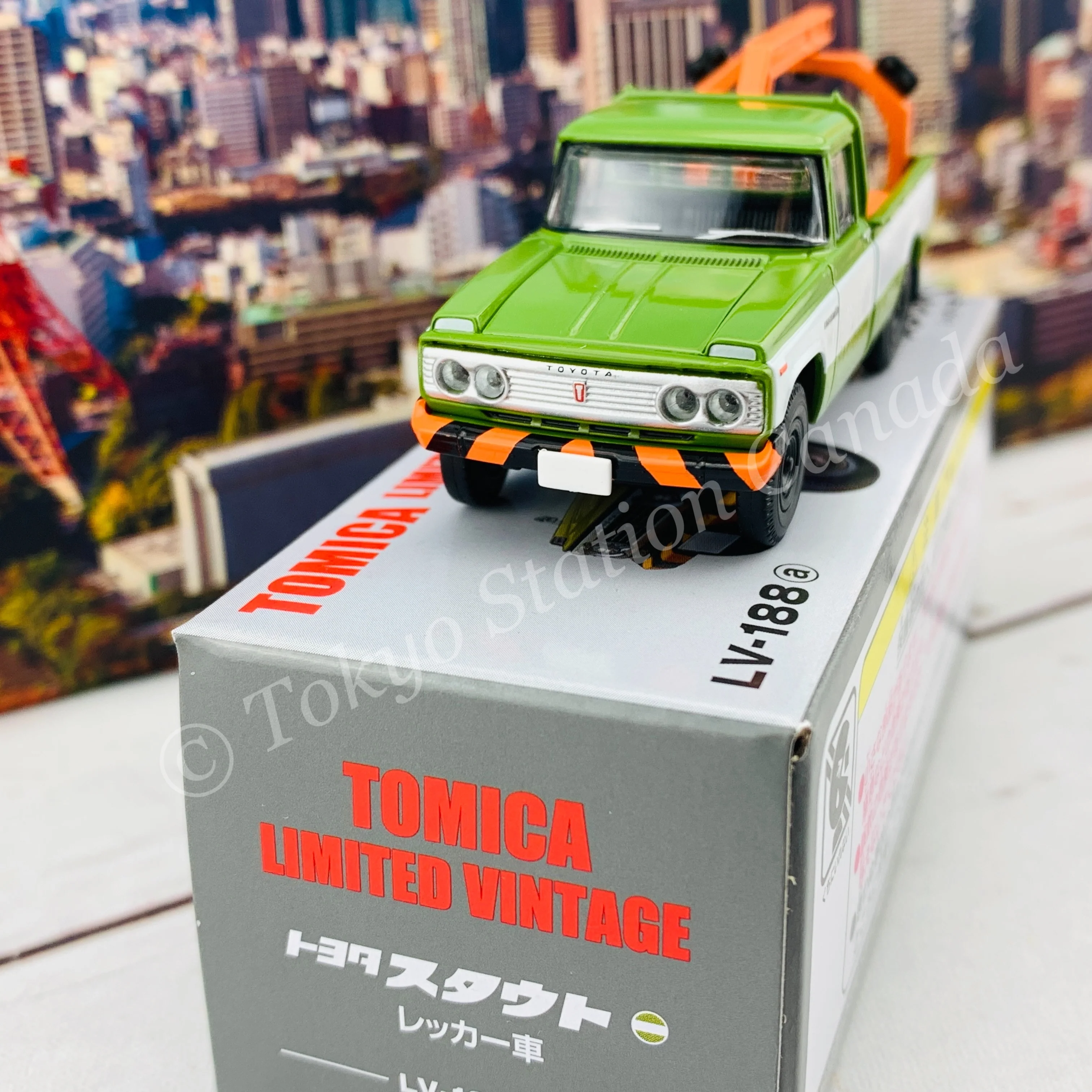 Tomytec Tomica Limited Vintage 1/64 Toyota Stout Wrecker (Green) LV-188a - Image 3
