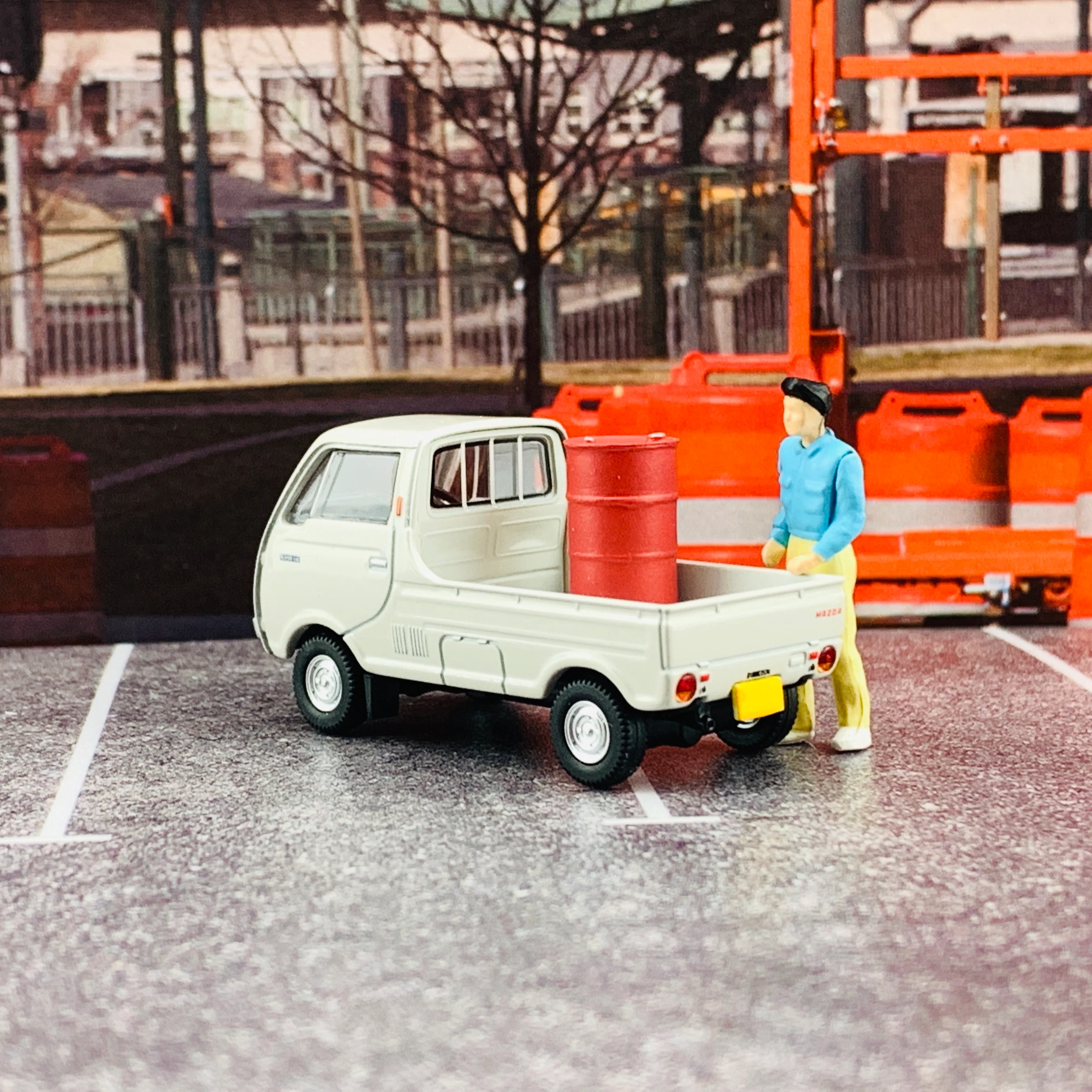 Tomytec Tomica Limited Vintage 1/64 Mazda Porter Cab one side open White LV-185b - Image 3