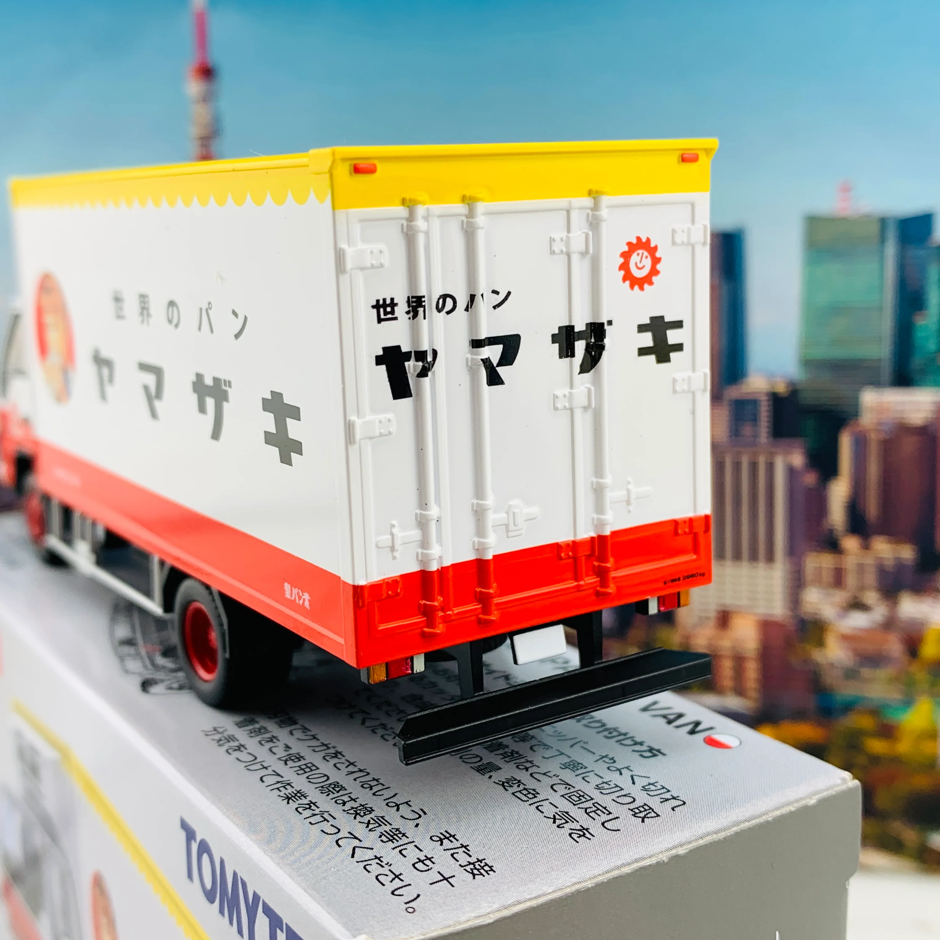 Tomytec Tomica Limited Vintage Neo 1/64 Isuzu Elf Panel Van (Yamazaki Bread) LV-N195b - Image 5