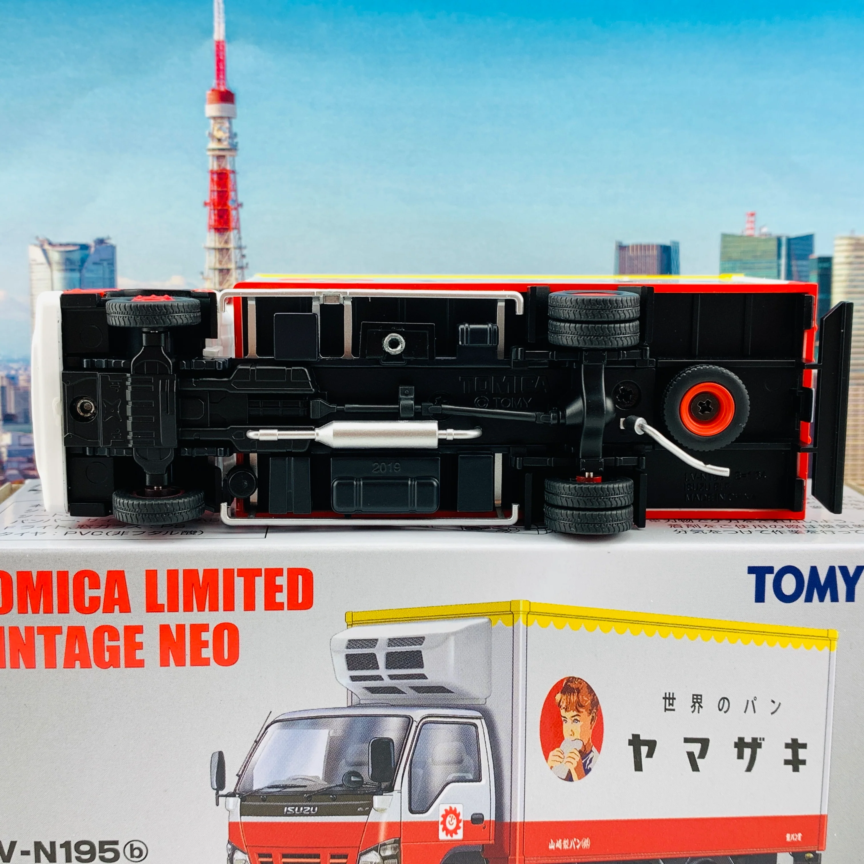 Tomytec Tomica Limited Vintage Neo 1/64 Isuzu Elf Panel Van (Yamazaki Bread) LV-N195b - Image 7