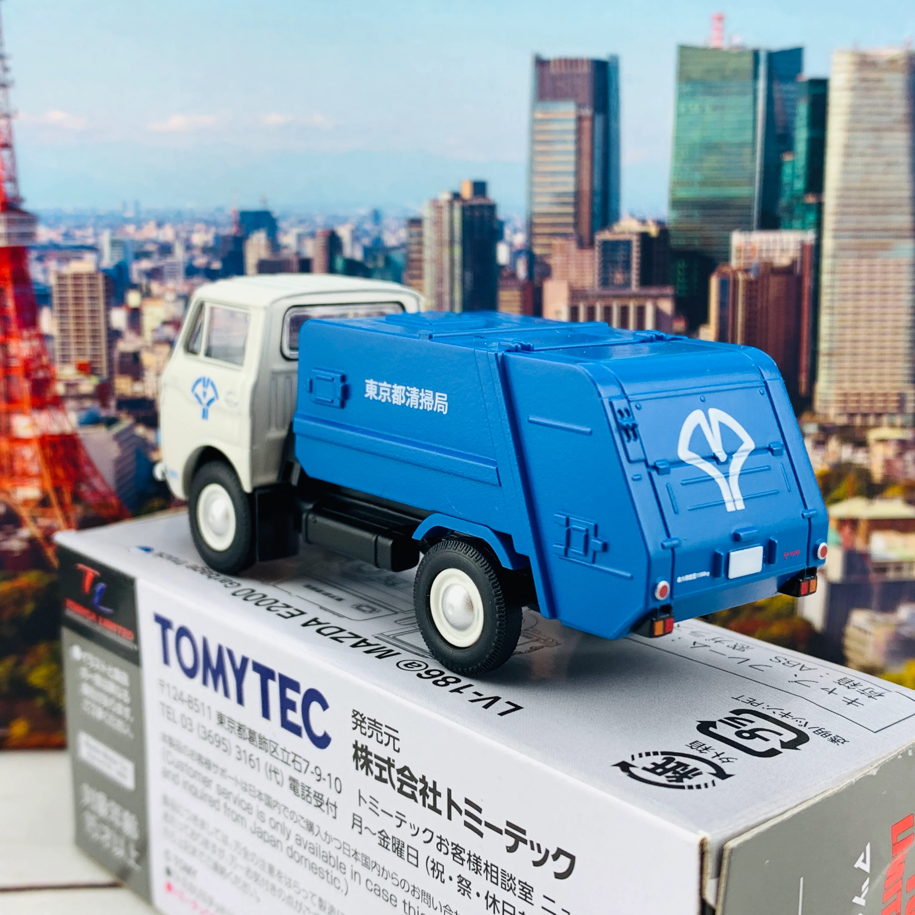 Tomytec Tomica Limited Vintage 1/64 Mazda E2000 Cleaning Truck LV-186a - Image 3