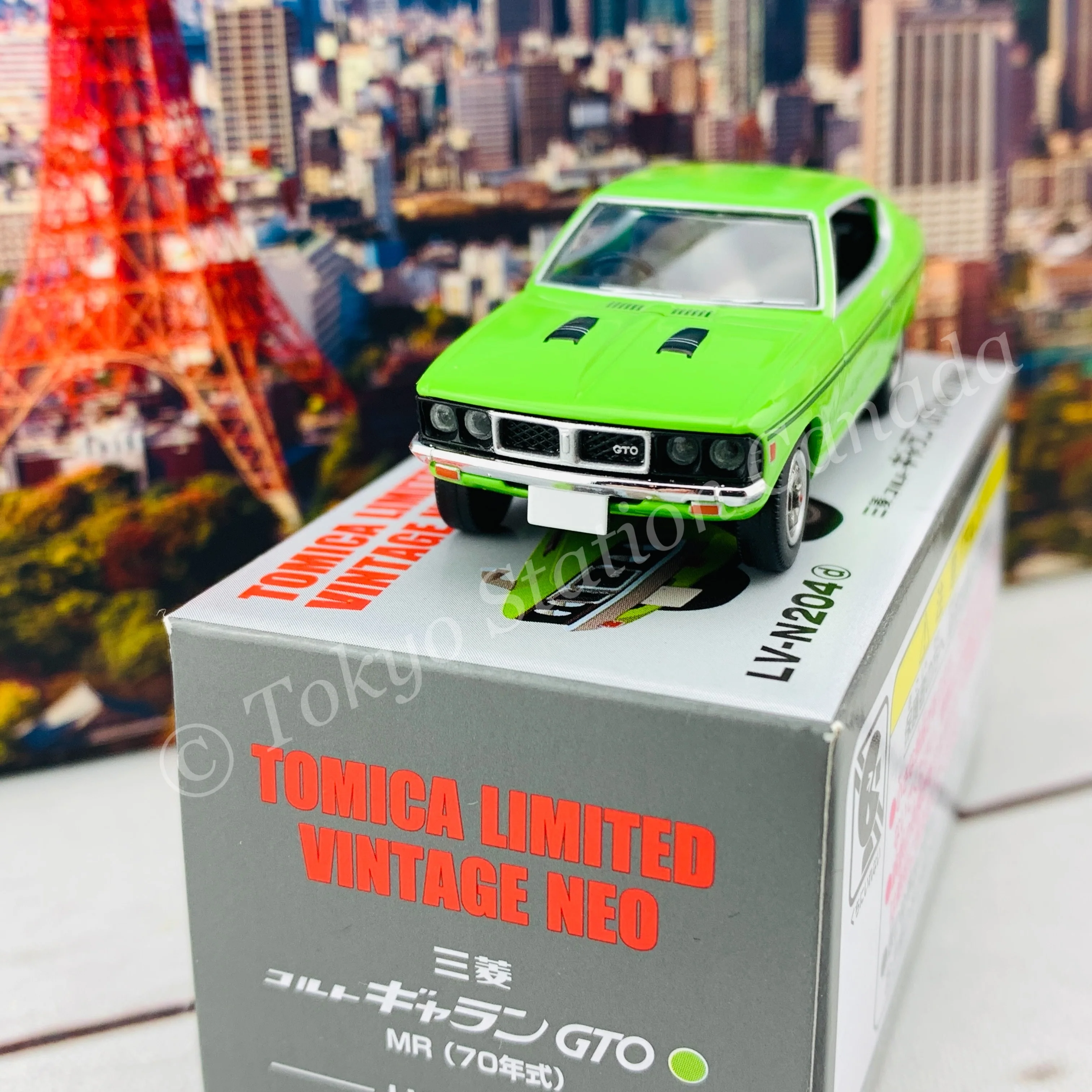 Tomytec Tomica Limited Vintage Neo 1/64 Mitsubishi Colt Galant GTO MR 1970 (Yellow Green) LV-N204d - Image 3