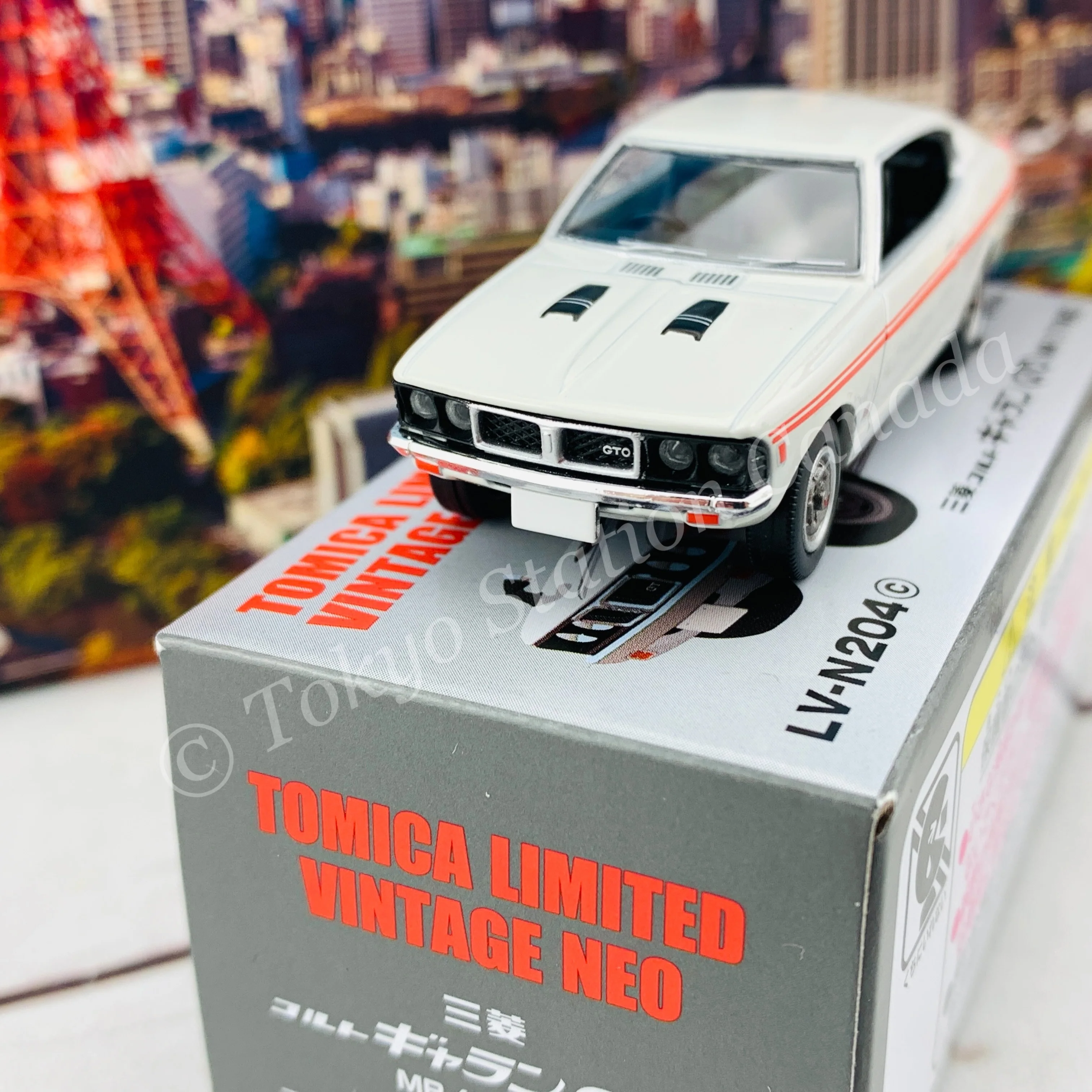 Tomytec Tomica Limited Vintage Neo 1/64 Mitsubishi Colt Galant GTO MR 1971 (White) LV-N204c - Image 3