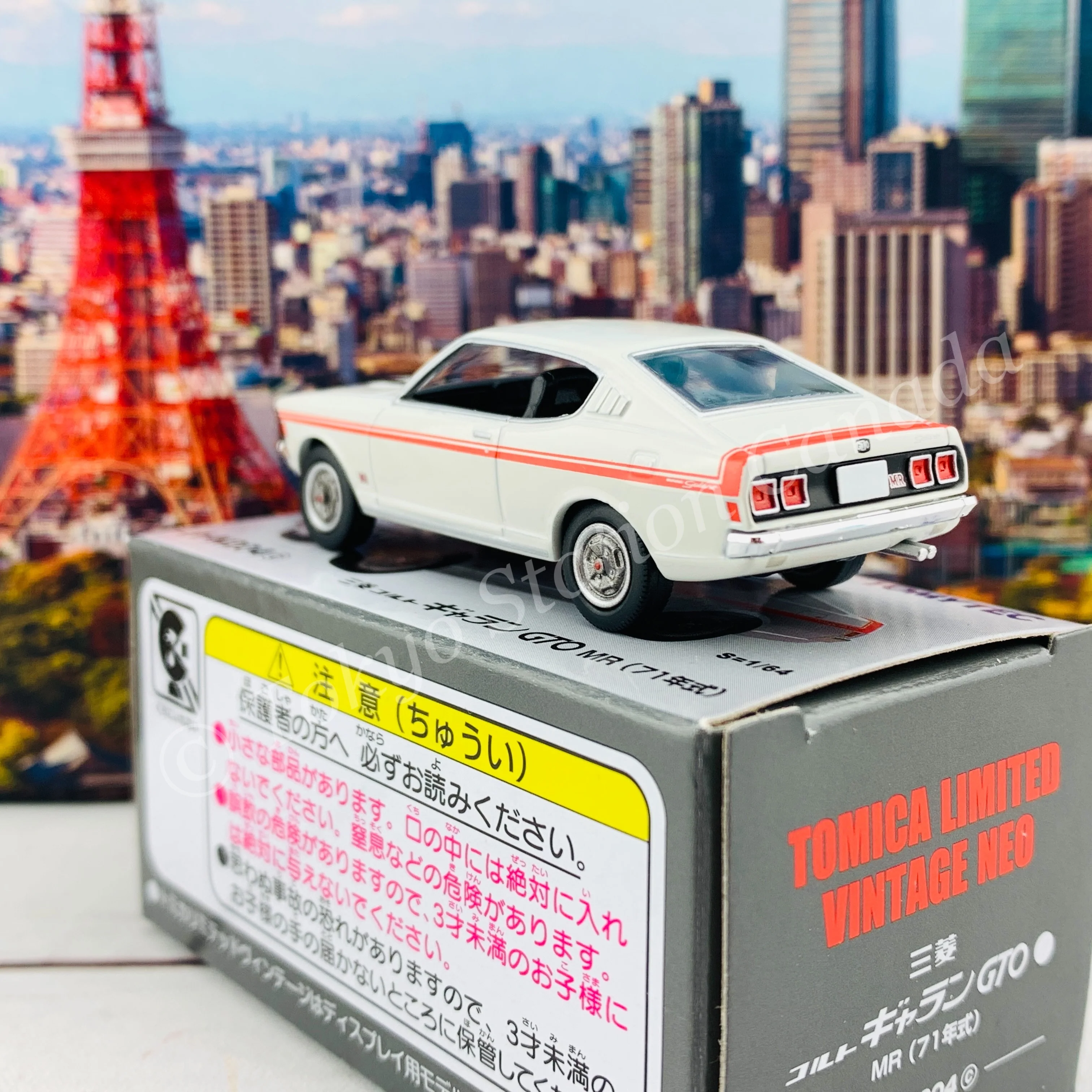 Tomytec Tomica Limited Vintage Neo 1/64 Mitsubishi Colt Galant GTO MR 1971 (White) LV-N204c - Image 5
