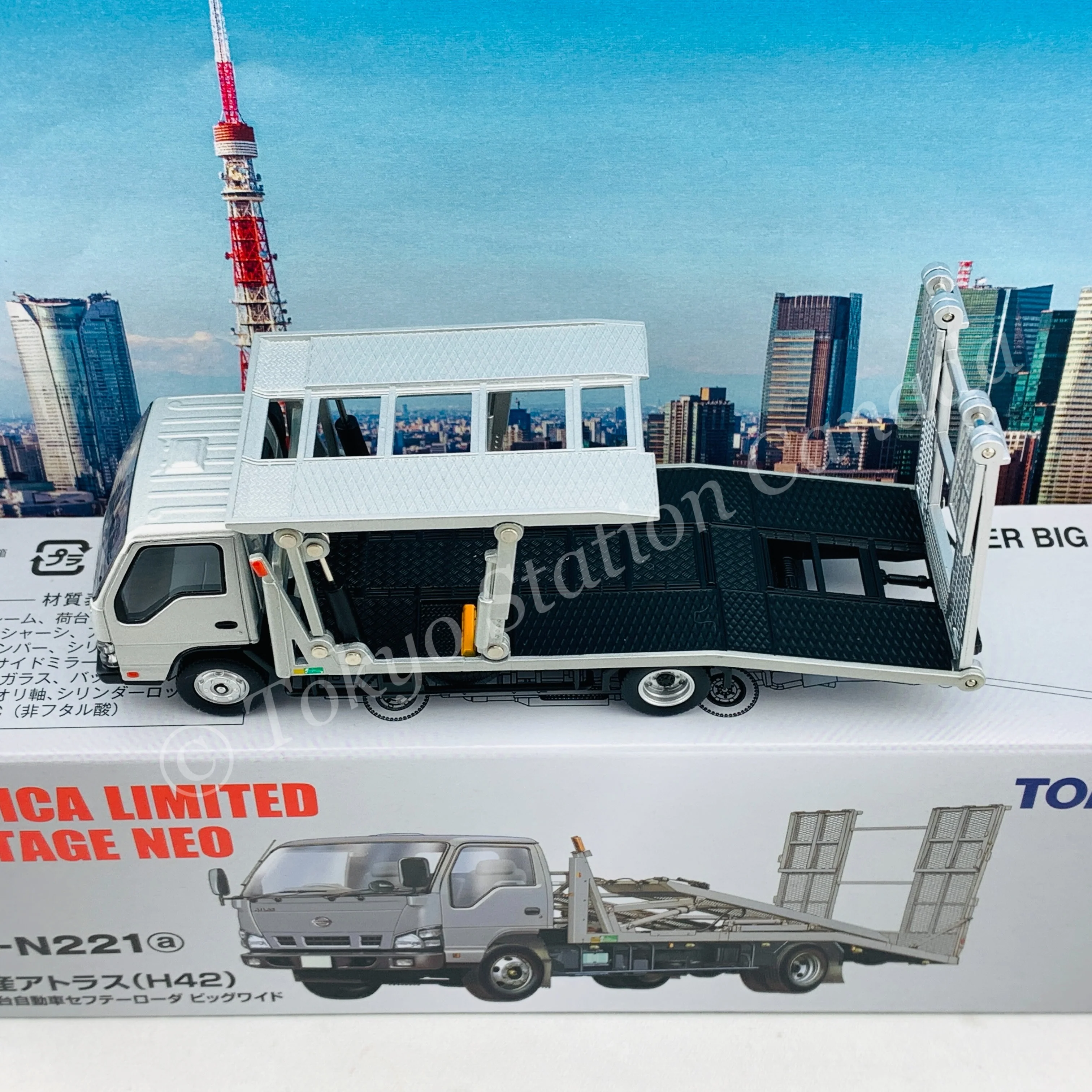 Tomytec Tomica Limited Vintage Neo 1/64 Nissan Atlas (H42) Hanamidai Automobile Safety Loader Big Wide (Silver) 日産アトラス花見台自動車ビッグワイド LV-N221a - Image 2
