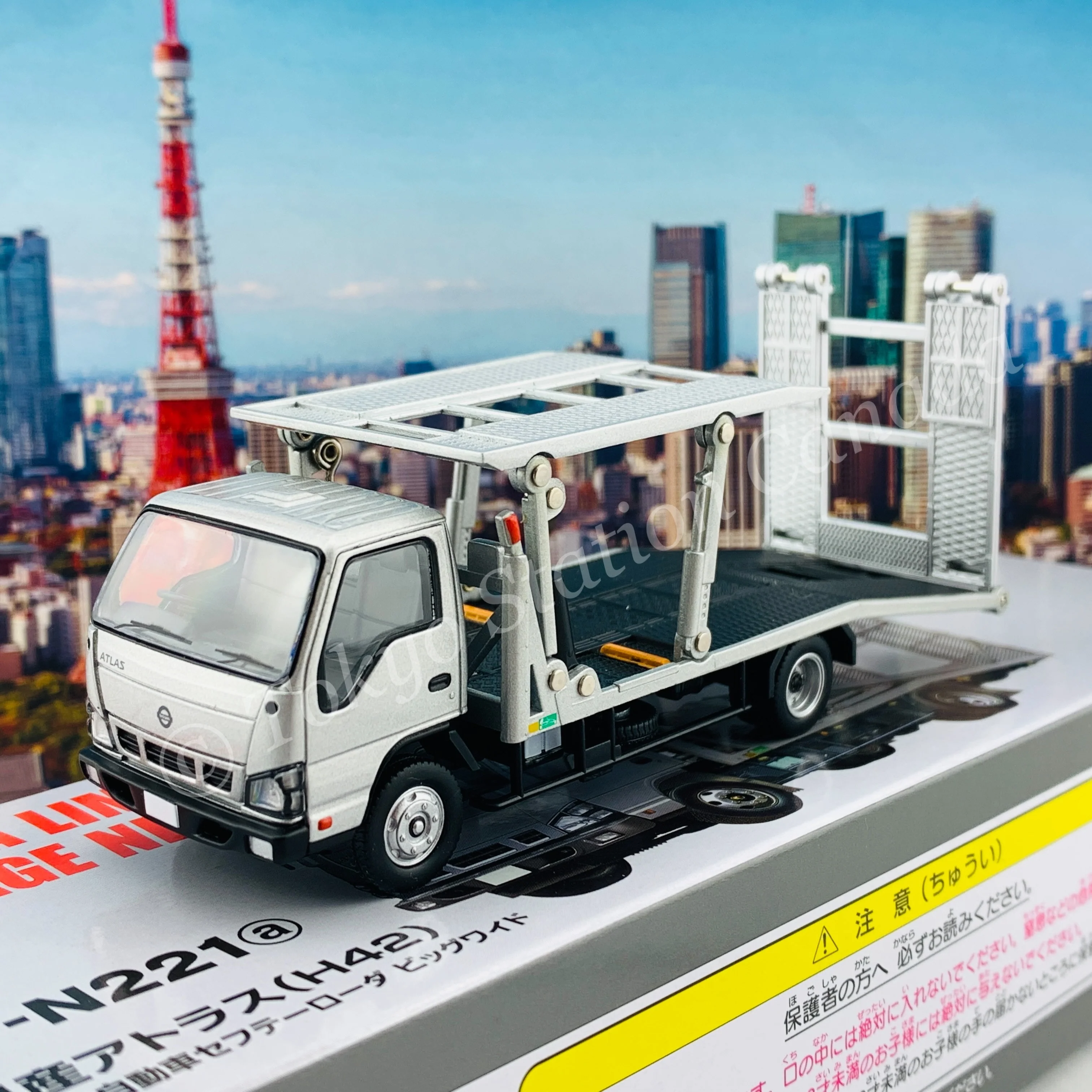 Tomytec Tomica Limited Vintage Neo 1/64 Nissan Atlas (H42) Hanamidai Automobile Safety Loader Big Wide (Silver) 日産アトラス花見台自動車ビッグワイド LV-N221a - Image 3