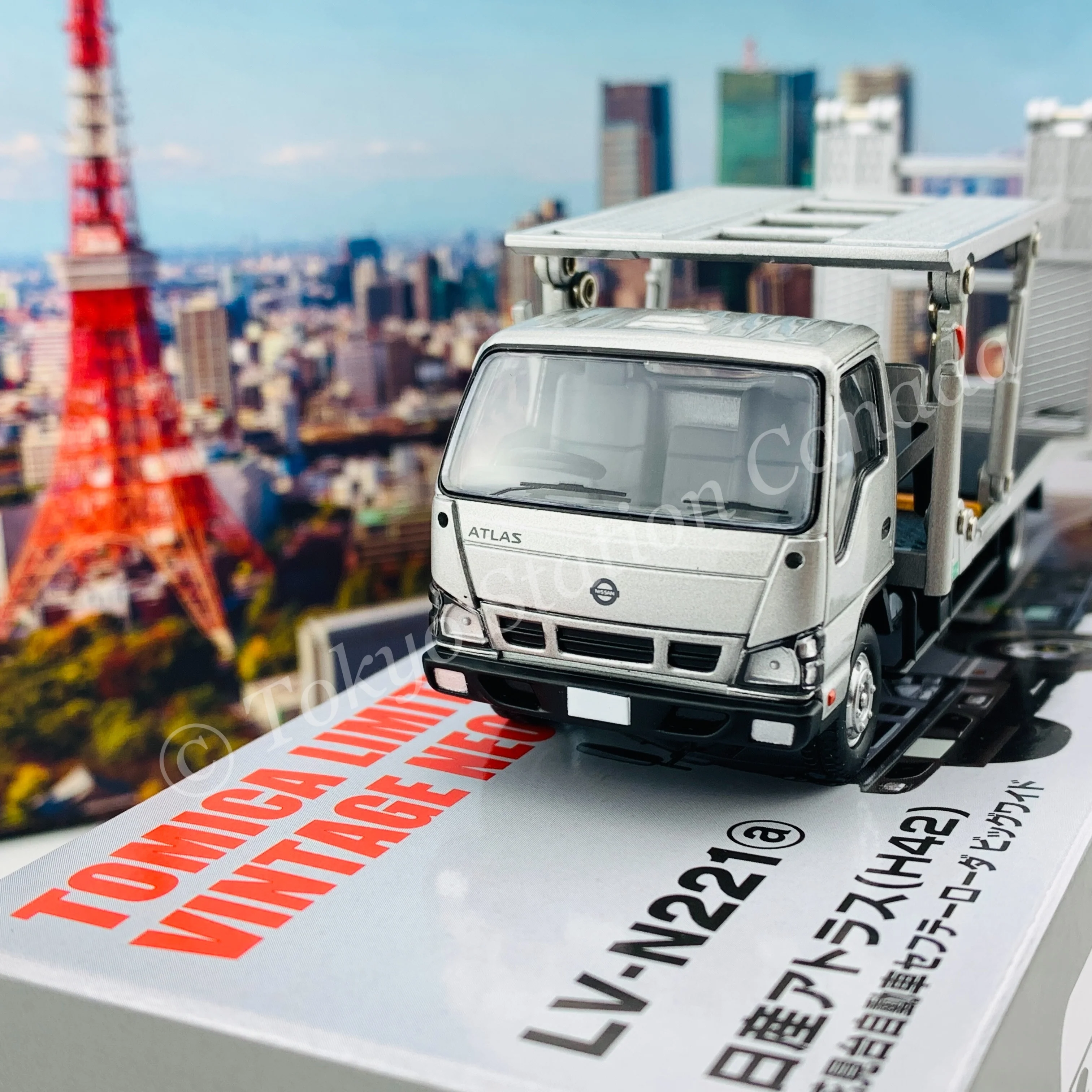 Tomytec Tomica Limited Vintage Neo 1/64 Nissan Atlas (H42) Hanamidai Automobile Safety Loader Big Wide (Silver) 日産アトラス花見台自動車ビッグワイド LV-N221a - Image 4