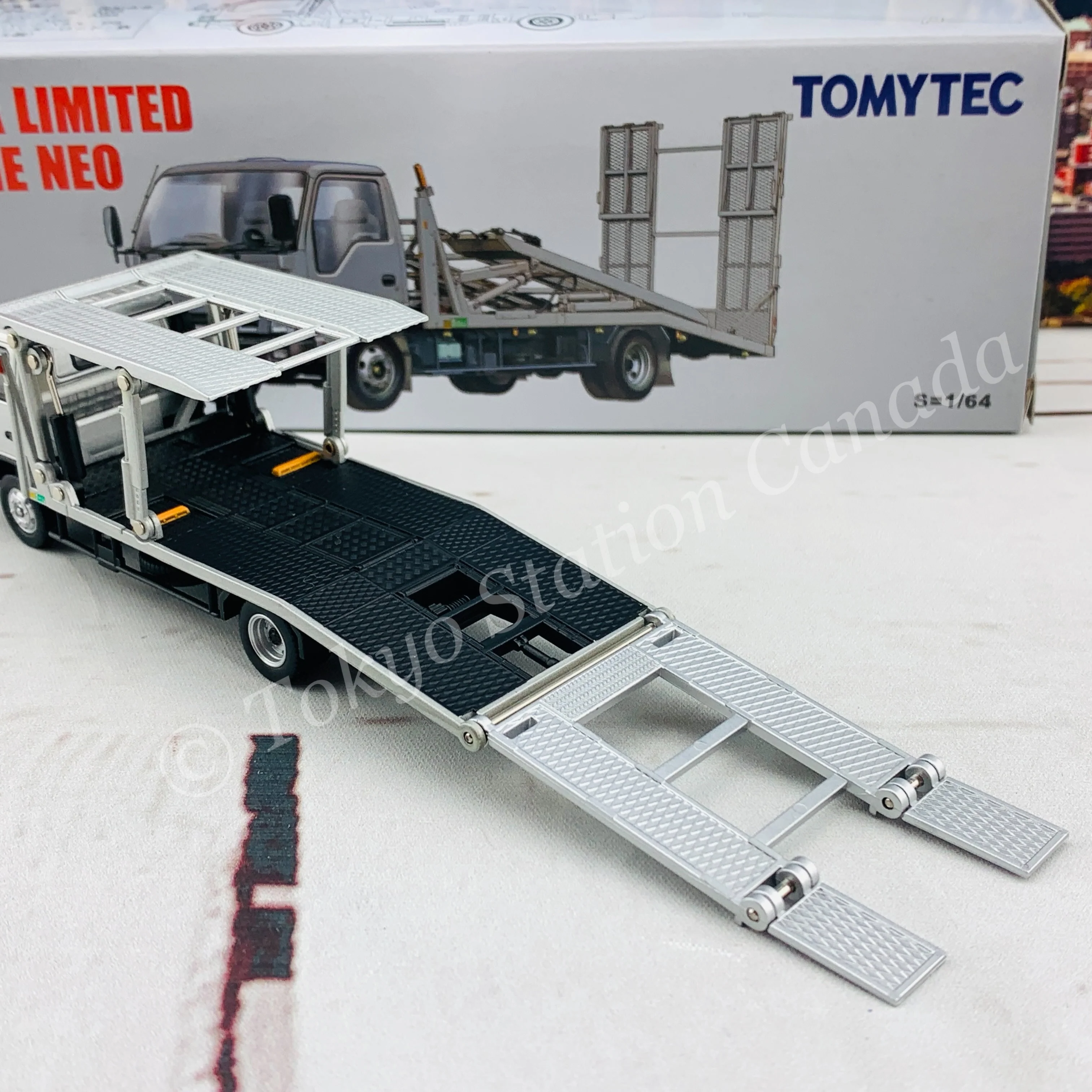 Tomytec Tomica Limited Vintage Neo 1/64 Nissan Atlas (H42) Hanamidai Automobile Safety Loader Big Wide (Silver) 日産アトラス花見台自動車ビッグワイド LV-N221a - Image 5