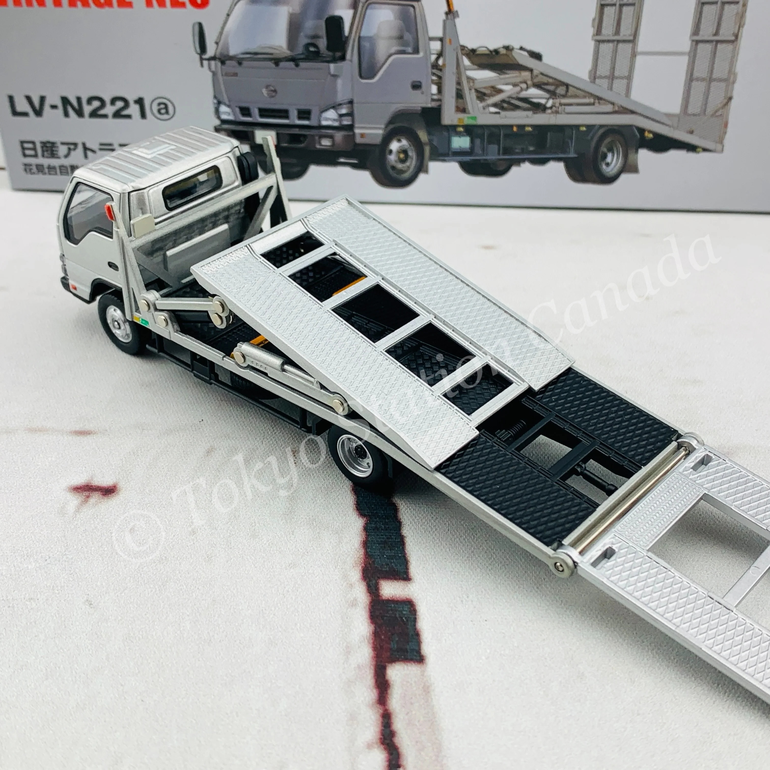 Tomytec Tomica Limited Vintage Neo 1/64 Nissan Atlas (H42) Hanamidai Automobile Safety Loader Big Wide (Silver) 日産アトラス花見台自動車ビッグワイド LV-N221a - Image 6