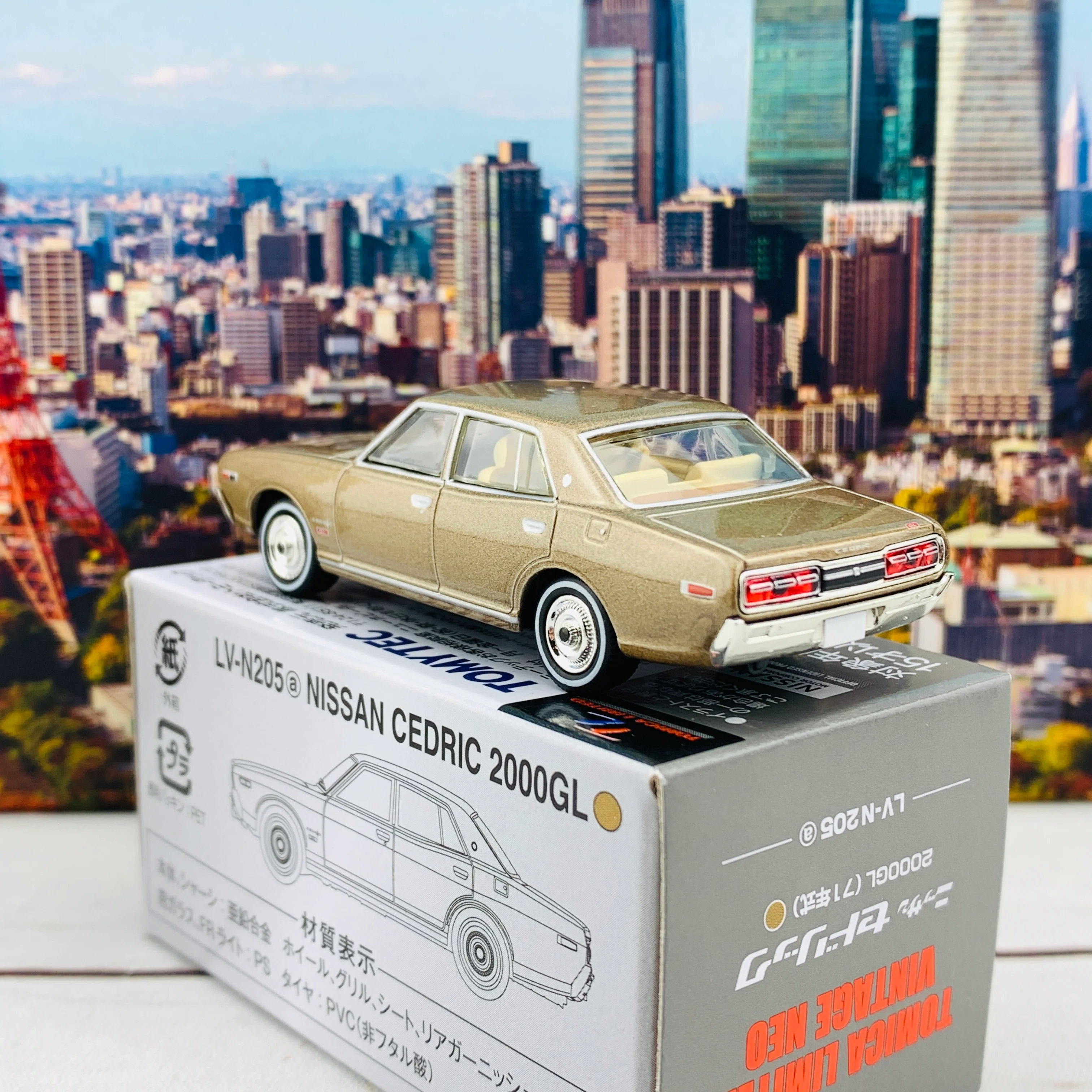 Tomytec Tomica Limited Vintage Neo 1/64 Nissan Cedric 2000GL 1971 (Brown) LV-N205a - Image 3